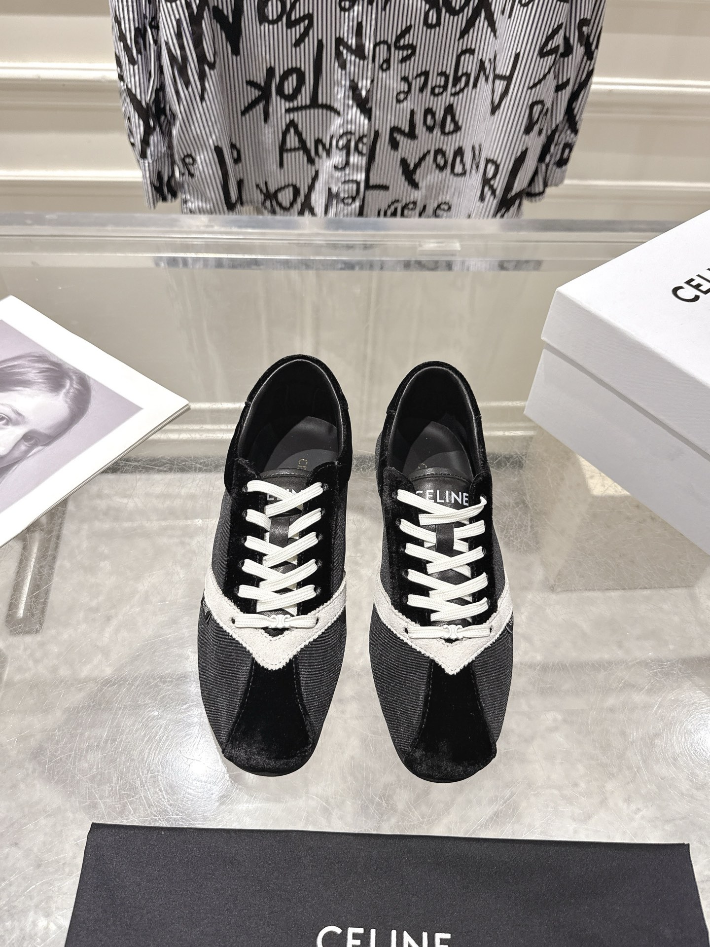 NO:760004,Purchasing agent Celine2026 spring and summer new style classic suede splicing flat moral training shoes casual shoes This pair of shoes is Celine's iconic suede splicing moral training shoes, using Shandong silk upper + sheepskin lining, with original rubber outsole, the texture is high-end and comfortable. The shoe body is mainly in classic black and white contrasting colors. Size 35-40, casual shoes/sports shoes, celine, sneakers, sheepskin19860909代购级 Celine2026 春夏新款 经典款绒面 拼接 平底德训鞋 休闲鞋 这双鞋是Celine标志性的绒面拼接德训鞋,采用山东绸鞋面+羊皮内里,搭配原版橡胶大底,质感高级又舒适.鞋身以经典黑白撞色为主 Size 35-40,休闲鞋/运动鞋,celine,sneakers,sheepskin,Women's Shoes