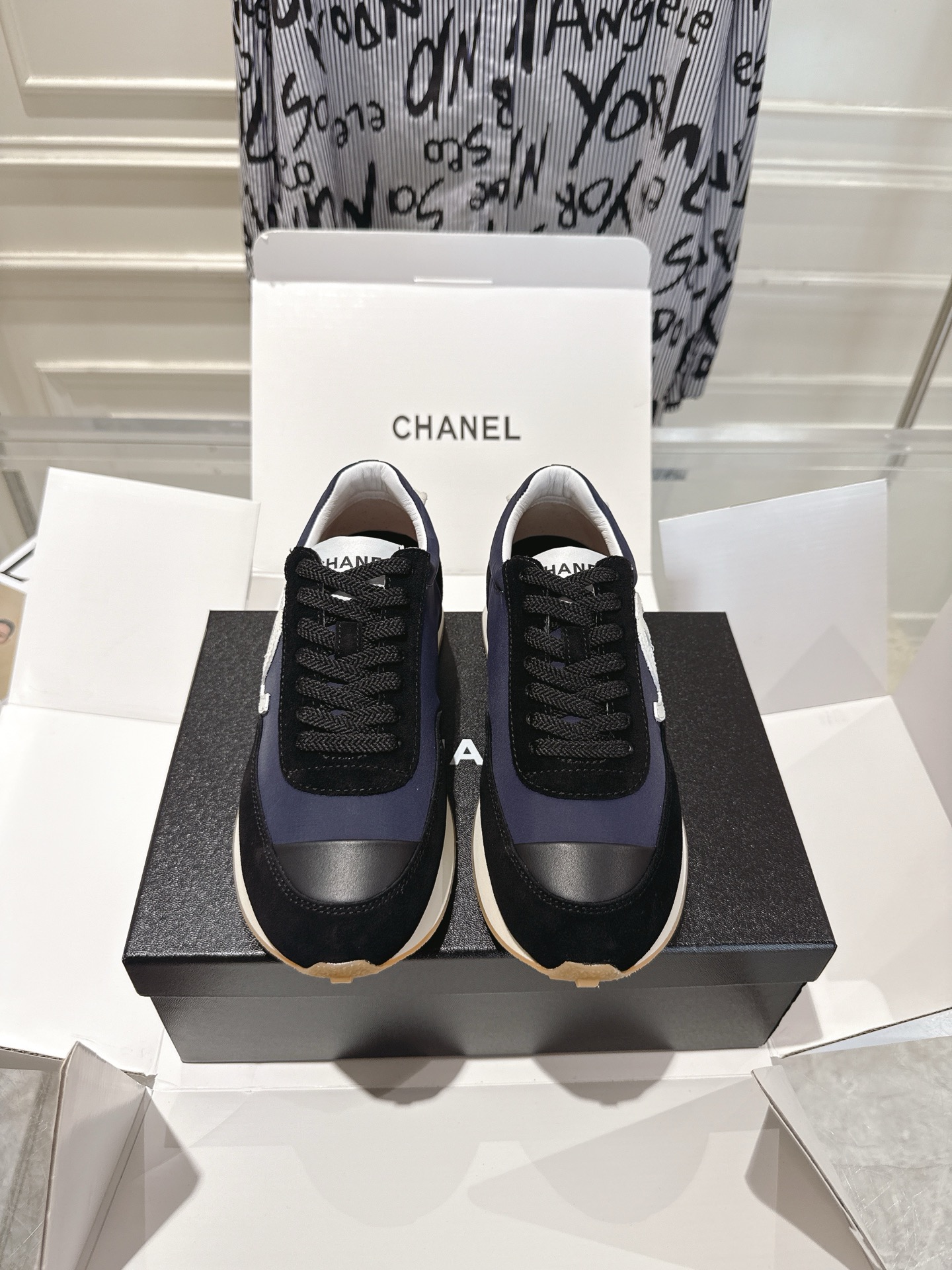 NO:788660,Top version with airplane case CHANE*2026 Xiaoxiang Panda color casual sports shoes running shoes Cjia 26 counter has released a super hot model, the same style popular with celebrity Internet celebrities, super high texture, breathable and super spring and summer. Seeing this issue always arouses the inner desire of girls for fashion. The latest suede material, classic color matching, fashionable on the feet, easy to care for, the latest packaging of the synchronization counter. Fabric: original customized imported first-layer cowhide, customized imported sheepskin/mesh lining.  The sole is made of original molded non-slip rubber material. The sole height is 3.5cm. Size: women's 35-40, casual shoes/sports shoes, chanel, chanel, sneakers, cowhide, sheepskin, chamois leather19860909顶级版本带飞机盒 CHANE*2026小香熊猫配色 休闲 运动鞋 跑步鞋 C家26专柜又出超级大爆款,明星网红同款人气超高质感透气超级春夏,看到这期总能唤起少女内心对时髦的诉求 最新麂皮材质 经典配色 上脚时髦感十足 容易打理 同步专柜最新包装 面料:原版定制进口头层牛皮 内里定制进口羊皮/网里 鞋底原版开模防滑橡胶材质 底高3.5cm Size : 女款35-40,休闲鞋/运动鞋,chanel,chanel,sneakers,cowhide,sheepskin,chamois leather,Women's Shoes