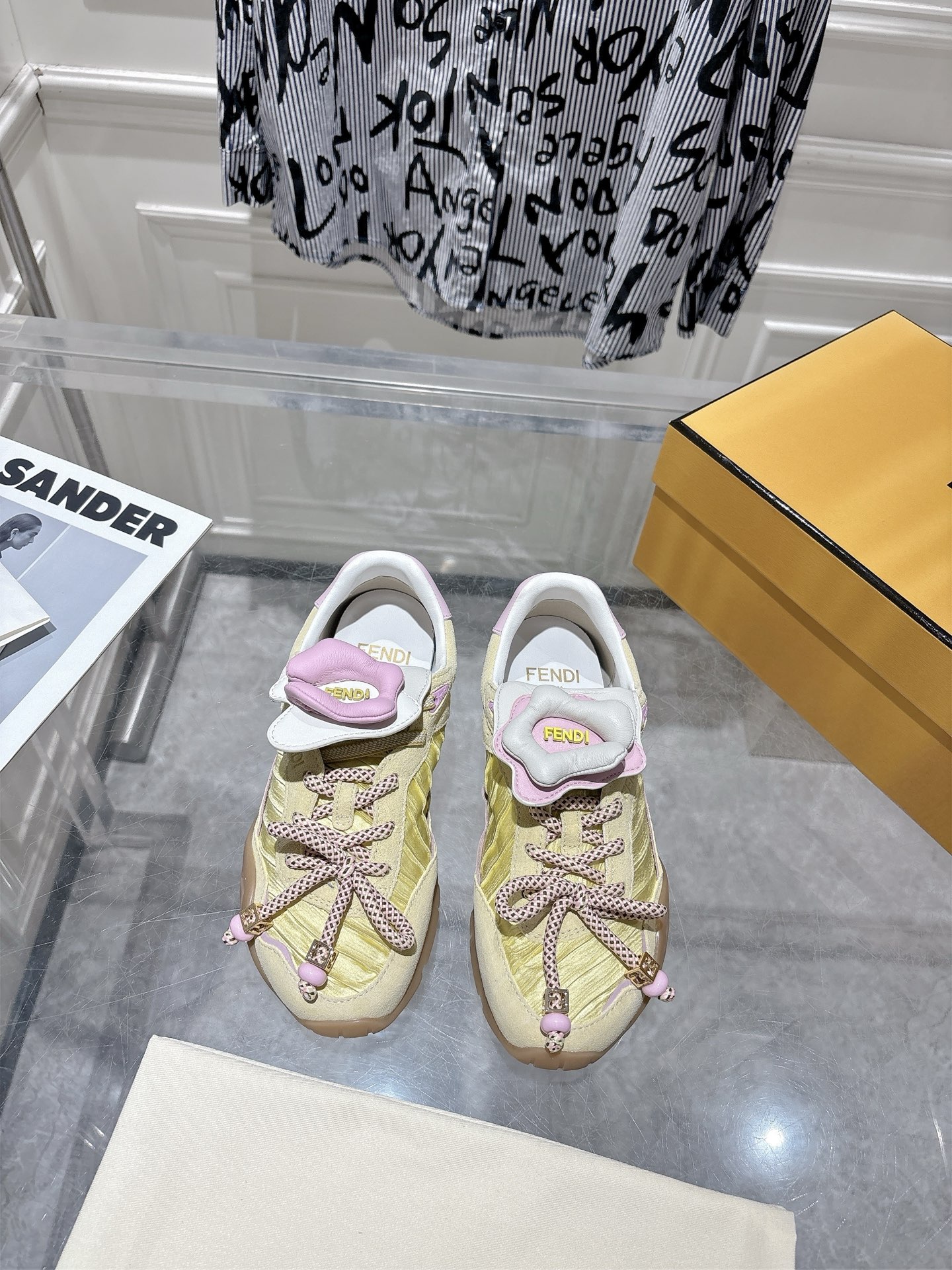 NO:789257,Top series Fendi 2026 latest Wave Pulse series Velcro moral training shoes casual shoes FENDI Wave  Pulse lace-up low-top sneakers. Satin material with pleats and tonal suede inlay leather heel collar. Detachable fold-over tongue with 3D tonal corolla patch. Stretch laces with color-blocked tubular laces, decorated with beads and gold FF graphic cubes. 3D rubber logo on sides and tongue. Beige rubber running sole, fabric: imported cowhide leather lining: sheepskin lining outsole:  Original open mold non-slip TPU bottom Size: Women's 35-40, casual shoes/sports shoes, fendi, sneakers, cowhide, sheepskin19860909顶级系列 Fendi 2026最新Wave Pulse系列魔术贴德训鞋 休闲鞋 FENDI Wave Pulse系带低帮运动鞋.缎面材质,饰有褶裥和同色系绒面革嵌饰皮革后跟鞋领.鞋舌为可拆卸折叠式设计,饰有立体同色花冠饰片.弹力鞋带搭配拼色管状鞋带,饰有珠饰和金色FF图案立方元素.鞋侧与鞋舌饰有立体橡胶标志.米色橡胶跑鞋鞋底, 面料: 进口牛皮材质 内里: 羊皮里 大底: 原版开模防滑TPU底 Size: 女款35-40,休闲鞋/运动鞋,fendi,sneakers,cowhide,sheepskin,Women's Shoes