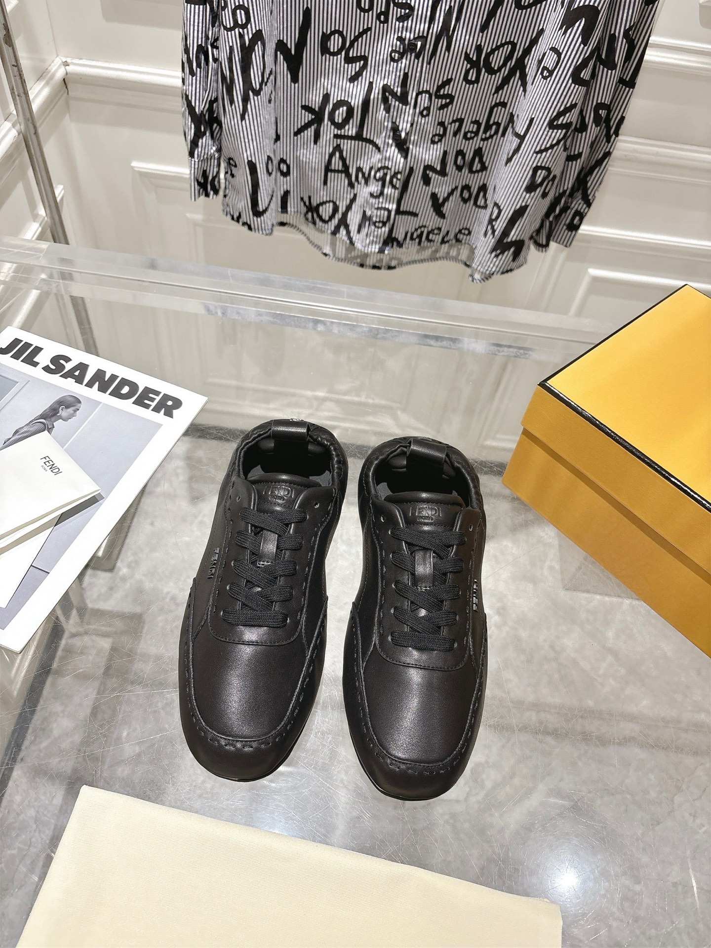 NO:789263,Fendi26's latest Fit series lace-up elasticated beanie casual shoes. Made of dark blue FF nylon, decorated with suede details of the same color. Hand-stitched with large contrasting stitching of the same color. The bag structure is embedded with elastic fiber and heel cushion, which is flexible and fits the step, bringing a comfortable experience. Rubber injection sole embellished with FENDI pattern. Fabric: Original custom-made imported cowhide material. Lining: Original custom-made soft sheepskin lining. Outsole: Original open-molded anti-slip rubber material.  Size: 39-45, 45 customized, non-returnable, casual shoes/sports shoes, fendi, sneakers, cowhide, sheepskin19860909Fendi26 最新Fit系列系带松紧豆豆鞋休闲鞋 深蓝色FF尼龙材质,饰有同色系绒面革细节.以同色系大号撞色车线手工缝制,袋式结构内嵌弹性纤维与后跟软垫,柔韧贴合步履,带来舒适体验.橡胶注塑鞋底缀FENDI图案 面料: 原版定制进口牛皮材质 内里: 原版定制柔软羊皮里 大底: 原版开模防滑橡胶材质 Size: 39-45,45定做不退换,休闲鞋/运动鞋,fendi,sneakers,cowhide,sheepskin,Women's Shoes