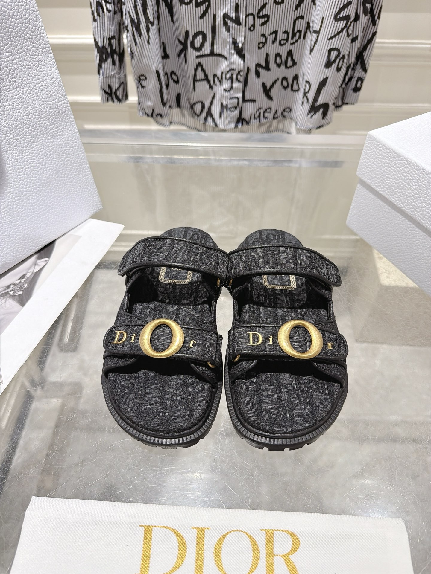 NO:891031,Dior's new spring and summer Velcro thick-soled beach sandals ~ Classic version, with an insole that fits the shape of the foot, made of extra light and comfortable special fabrics. The upper straps are opened and closed with Velcro and decorated with a gold-finished metal D logo. They can be matched with various styles to show your modern style. They are 100% comfortable!  Super good-looking on the feet, super versatile, original imported first-layer cowhide upper, imported sheepskin lining, original TPU non-slip outsole, size 35-41 (customized 40/41), slippers, sandals, dior, dior, sandals, slippers, cowhide, sheepskin19860909迪奥春夏新款魔术贴厚底沙滩凉鞋～ 经典版型 搭配贴合脚型的内底,采用格外轻盈、舒适的特殊面料制作.鞋面饰带采用魔术贴开合,饰以金色饰面金属D家logo标志.可搭配各式造型,彰显摩登风范.舒适度百分百！上脚超好看,超百搭 鞋面原版进口头层牛皮 内里进口羊皮 大底原版TPU防滑大底 码数35－41 (40/41订做),拖鞋凉鞋,dior,dior,sandals,slippers,cowhide,sheepskin,Women's Shoes