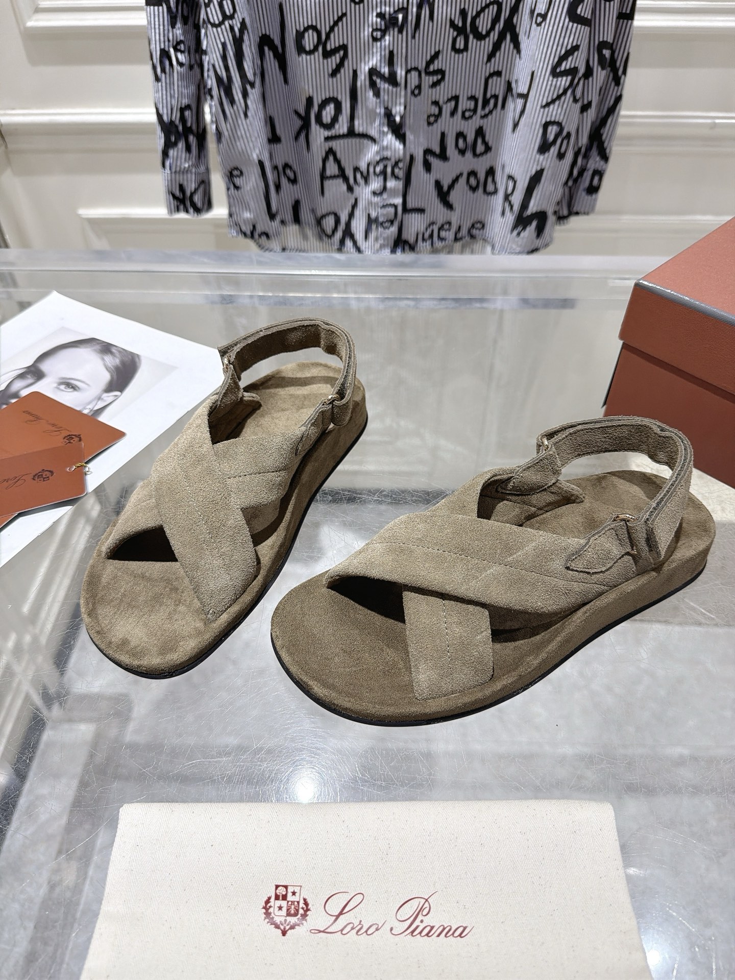 NO:891012,The new casual sandals from the spring and summer series will be completely addicted as soon as you put them on ~ the minimalist design is eye-catching and is a bonus when wearing. The soft foot feel is outstanding. The cross design is simple and layered. The Velcro heel strap makes the wear more stable and suitable for long walks. Material Cashmere Outsole Rubber leather platform Size35-41 (customized at 40.41), sandals, sandals19860909春夏系列新款休闲凉鞋 上脚一走就会被彻底沦陷～极简的设计吸睛耐看,穿搭加分项呀 软乎乎的脚感质感出众. 交叉设计简约又有层次感.魔术贴后跟带,穿着更稳固,适合长时间行走 材质羊绒 大底橡胶皮油水台 Size35-41（40.41定制),凉鞋,sandals,Women's Shoes