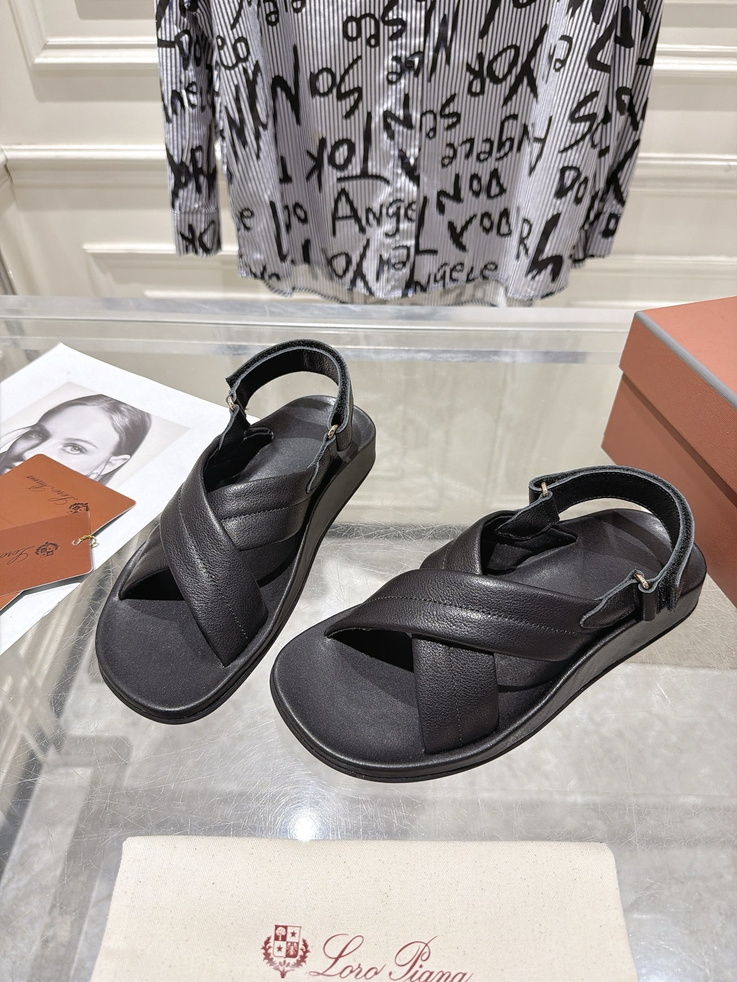 NO:891018,The new casual sandals from the spring and summer series will be completely lost as soon as you put them on ~ the minimalist design is eye-catching and eye-catching, a bonus for wearing. The soft foot feel is outstanding. The cross design is simple and layered. The Velcro heel strap makes the wear more stable and suitable for long walks. Material: cowhide fabric, outsole, rubber leather platform, Size35-41 (customized at 40.41), sandals, sandals, cowhide19860909春夏系列新款休闲凉鞋 上脚一走就会被彻底沦陷～极简的设计吸睛耐看,穿搭加分项呀 软乎乎的脚感质感出众. 交叉设计简约又有层次感.魔术贴后跟带,穿着更稳固,适合长时间行走 材质牛皮面料 大底橡胶皮油水台 Size35-41（40.41定制),凉鞋,sandals,cowhide,Women's Shoes