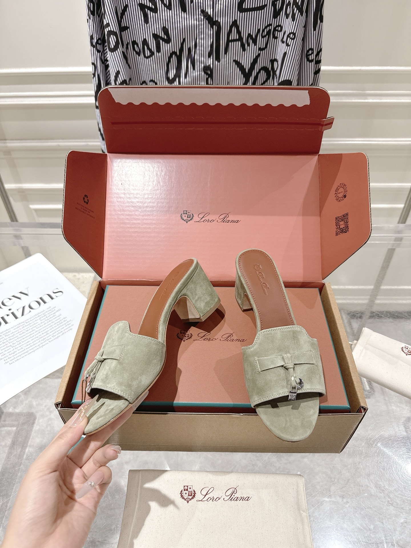 NO:816496,Comes with original airplane box, purchase agent grade LORO PIANA 2026 spring and summer new color thick heel tassel color-blocked one-toe high-heeled women's shoes LP letter logo hardware buckle flat bottom round toe open toe sandals. Material imported breathable canvas/imported sheep leather lining water-dyed cowhide lining outsole genuine leather outsole Heel height: flat heel/5.5CM  Size: 35-39 (40, 41 customization is not returnable), slippers, loro piana, loro piana, slippers, cowhide, sheep, Leather soles19860909配原版飞机盒 代购级 LORO PIANA 诺悠.翩雅 2026春夏新色粗跟流苏拼色一字拖高跟女鞋 LP字母logo五金扣平底圆头露趾凉拖鞋 面料进口透气帆布/进口羊猄皮 内里水染牛皮内里 大底真皮大底 跟高:平跟/5.5CM Size:35-39（40,41定制不退换),拖鞋,loro piana,loro piana,slippers,cowhide,sheep,Leather soles,Women's Shoes