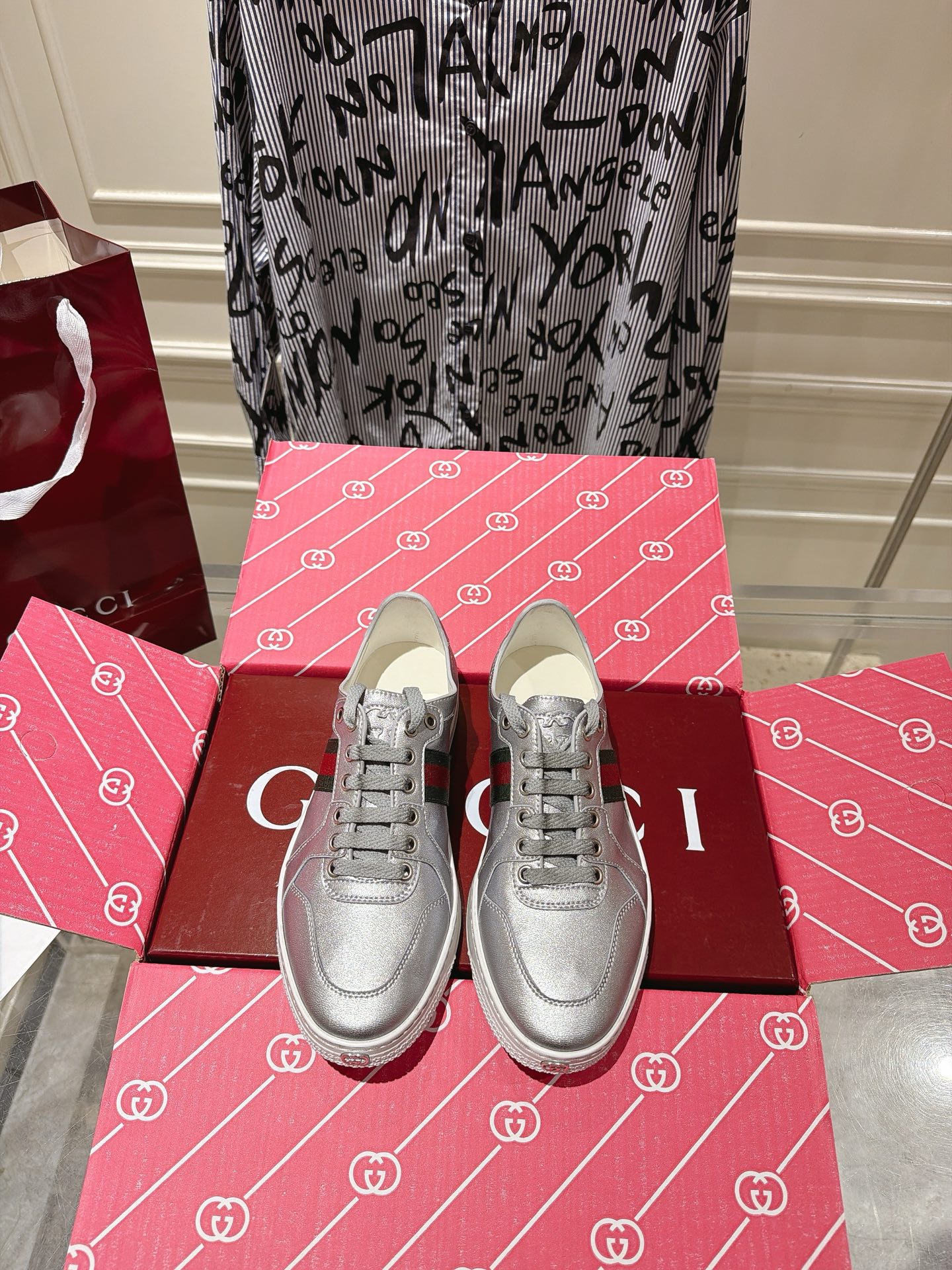 NO:816502,Couple airplane box packaging Gucci 2026 latest Stretch series low-top casual sneakers for couples. In-depth exploration of the brand's archive design elements, integrating designs from different generations into an aesthetic narrative. The Stretch reinterprets the brand's iconic sneakers with a light, soft and flexible silhouette. This style is made of GG canvas and decorated with leather details to add a sense of sophistication. Fabric Imported cowhide outsole Original non-slip outsole  Size 35-44, female 41. Male 38.45 Customized, casual shoes/sports shoes, gucci, sneakers, cowhide19860909情侣飞机盒包装 Gucci 2026最新Stretch系列情侣低帮休闲运动鞋 深入探索品牌的典藏设计元素,将不同世代的设计融入一个美学叙事中.The Stretch以轻盈、柔软和灵活的廓形重新演绎了品牌标志性运动鞋.这款款式采用GG帆布精制而成,饰以皮革细节增添精致感. 面料进口牛皮 大底原版防滑大底 码数35-44,女41.男38.45定制,休闲鞋/运动鞋,gucci,sneakers,cowhide,Women's Shoes