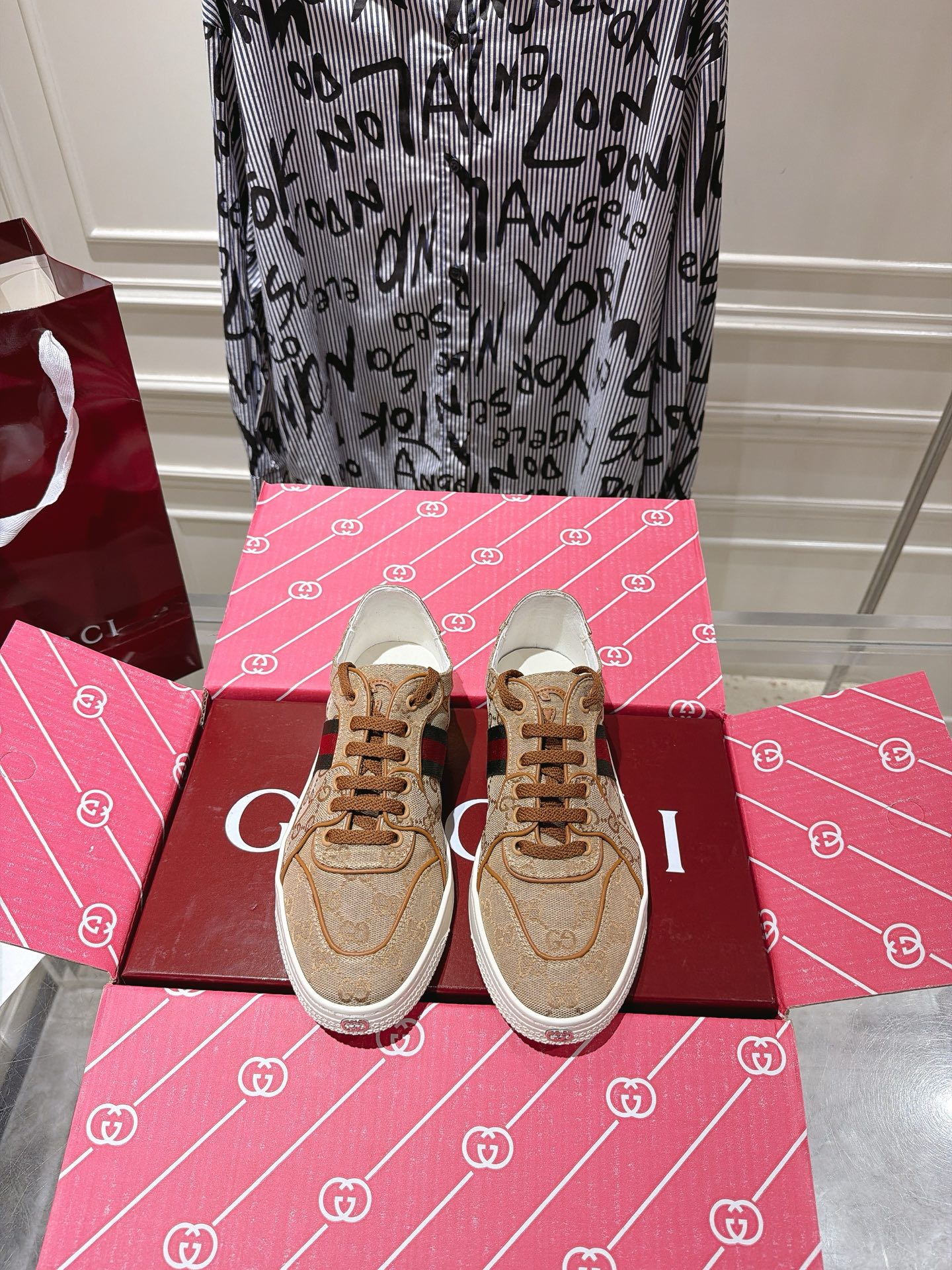NO:816504,With airplane box Gucci 2026 latest Stretch series couples low-top casual sneakers. Deeply explore the brand's archive design elements, integrating designs from different generations into one aesthetic narrative. The Stretch reinterprets the brand's iconic sneakers with a light, soft and flexible silhouette. This style is crafted from GG canvas and decorated with leather details to add a sense of sophistication. Fabric Imported cowhide outsole Original non-slip outsole  Size 35-44, female 41. Male 38.45 Customized, casual shoes/sports shoes, gucci, sneakers, cowhide19860909带飞机盒 Gucci 2026最新Stretch系列情侣低帮休闲运动鞋 深入探索品牌的典藏设计元素,将不同世代的设计融入一个美学叙事中.The Stretch以轻盈、柔软和灵活的廓形重新演绎了品牌标志性运动鞋.这款款式采用GG帆布精制而成,饰以皮革细节增添精致感. 面料进口牛皮 大底原版防滑大底 码数35-44,女41.男38.45定制,休闲鞋/运动鞋,gucci,sneakers,cowhide,Women's Shoes