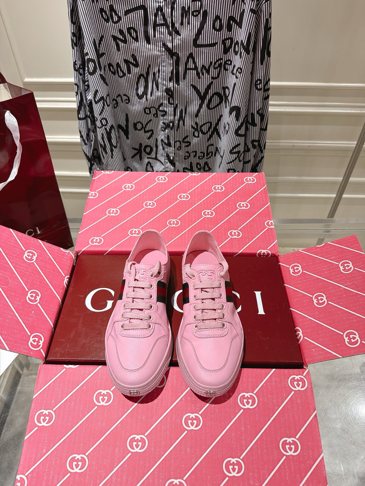 NO:816507,With airplane box Gucci 2026 latest Stretch series couples low-top casual sneakers. Deeply explore the brand's archive design elements, integrating designs from different generations into one aesthetic narrative. The Stretch reinterprets the brand's iconic sneakers with a light, soft and flexible silhouette. This style is crafted from GG canvas and decorated with leather details to add a sense of sophistication. Fabric Imported cowhide outsole Original non-slip outsole  Size 35-40, women’s 41, casual shoes/sports shoes, gucci, sneakers, cowhide19860909带飞机盒 Gucci 2026最新Stretch系列情侣低帮休闲运动鞋 深入探索品牌的典藏设计元素,将不同世代的设计融入一个美学叙事中.The Stretch以轻盈、柔软和灵活的廓形重新演绎了品牌标志性运动鞋.这款款式采用GG帆布精制而成,饰以皮革细节增添精致感. 面料进口牛皮 大底原版防滑大底 码数35-40,女41,休闲鞋/运动鞋,gucci,sneakers,cowhide,Women's Shoes