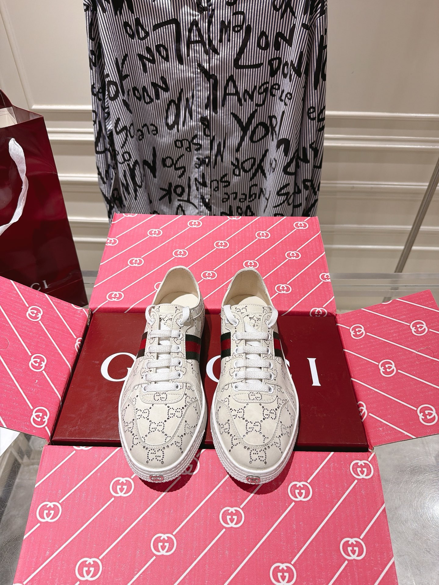 NO:816510,With airplane box Gucci 2026 latest Stretch series couples low-top casual sneakers. Deeply explore the brand's archive design elements, integrating designs from different generations into one aesthetic narrative. The Stretch reinterprets the brand's iconic sneakers with a light, soft and flexible silhouette. This style is crafted from GG canvas and decorated with leather details to add a sense of sophistication. Fabric Imported cowhide outsole Original non-slip outsole  Size 35-44, female 41. Male 38.45 Customized, casual shoes/sports shoes, gucci, sneakers, cowhide19860909带飞机盒 Gucci 2026最新Stretch系列情侣低帮休闲运动鞋 深入探索品牌的典藏设计元素,将不同世代的设计融入一个美学叙事中.The Stretch以轻盈、柔软和灵活的廓形重新演绎了品牌标志性运动鞋.这款款式采用GG帆布精制而成,饰以皮革细节增添精致感. 面料进口牛皮 大底原版防滑大底 码数35-44,女41.男38.45定制,休闲鞋/运动鞋,gucci,sneakers,cowhide,Women's Shoes
