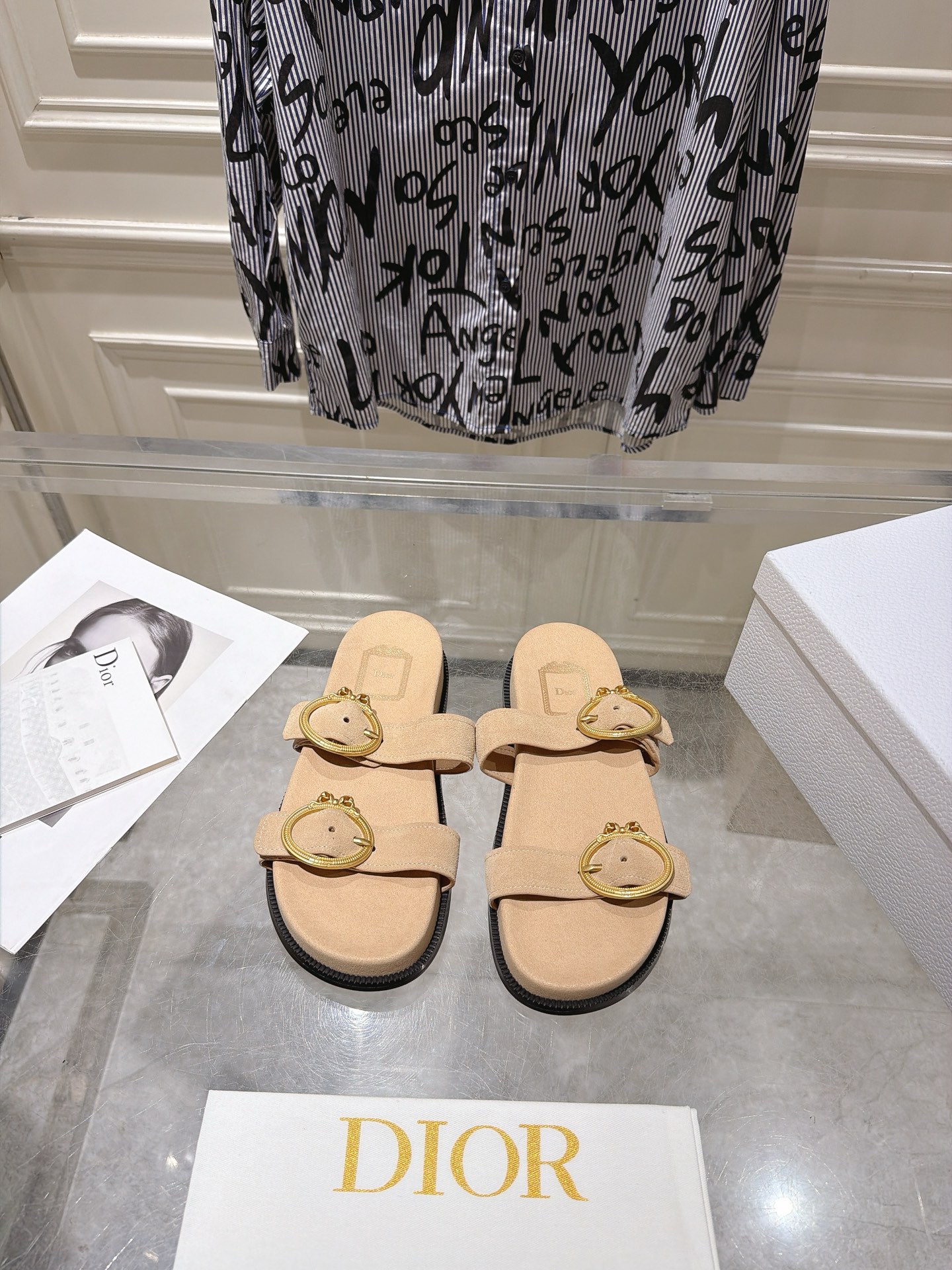 NO:816499,Dior 2026 new vacation beach slippers. Summer style with new metal round buckle. Casual and comfortable flat bottom. Versatile and comfortable for daily life and vacation. Upper calfskin/cow suede. Lining sheepskin. Outsole original molded rubber sole. Size 35-40 (41 customized), slippers, dior, slippers, cowhide, sheepskin19860909Dior 2026新款度假沙滩拖鞋 夏季新款搭配新金属圆扣,休闲舒适平底,日常生活度假穿都百搭舒适 鞋面小牛皮/牛反绒 内里羊皮 大底原版开模橡胶底 码数35-40（41订做）,拖鞋,dior,slippers,cowhide,sheepskin,Women's Shoes