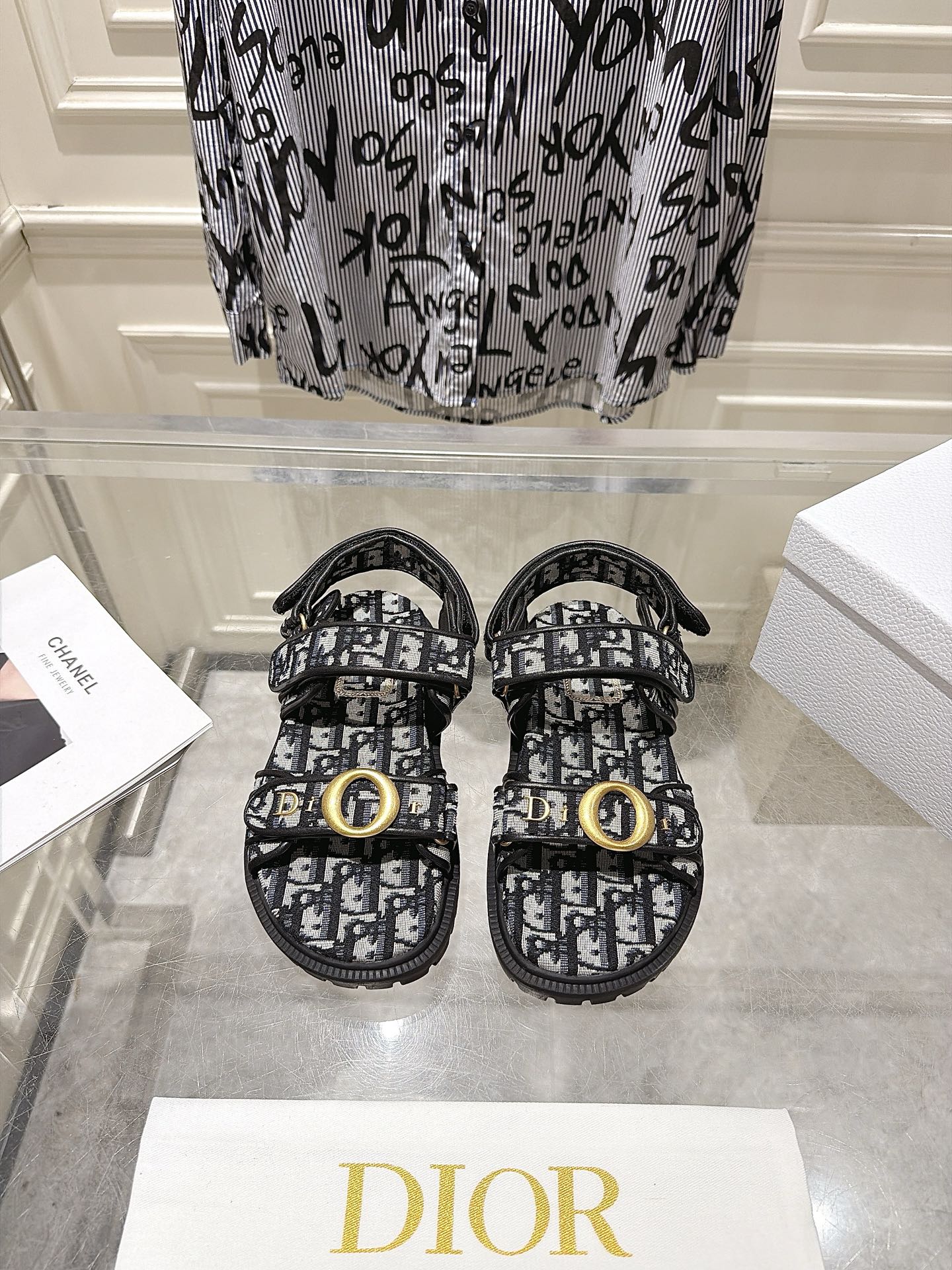 NO:891025,Dior's new spring and summer Velcro thick-soled beach sandals ~ Classic version, with an insole that fits the shape of the foot, made of extra light and comfortable special fabrics. The upper straps are opened and closed with Velcro and decorated with a gold-finished metal D logo. They can be matched with various styles to show your modern style. They are 100% comfortable!  Super good-looking on the feet, super versatile, original imported first-layer cowhide upper, imported sheepskin lining, original TPU non-slip outsole, size 35-41 (customized 40/41), slippers, sandals, dior, dior, sandals, slippers, cowhide, sheepskin19860909迪奥春夏新款魔术贴厚底沙滩凉鞋～ 经典版型 搭配贴合脚型的内底,采用格外轻盈、舒适的特殊面料制作.鞋面饰带采用魔术贴开合,饰以金色饰面金属D家logo标志.可搭配各式造型,彰显摩登风范.舒适度百分百！上脚超好看,超百搭 鞋面原版进口头层牛皮 内里进口羊皮 大底原版TPU防滑大底 码数35－41 (40/41订做),拖鞋凉鞋,dior,dior,sandals,slippers,cowhide,sheepskin,Women's Shoes