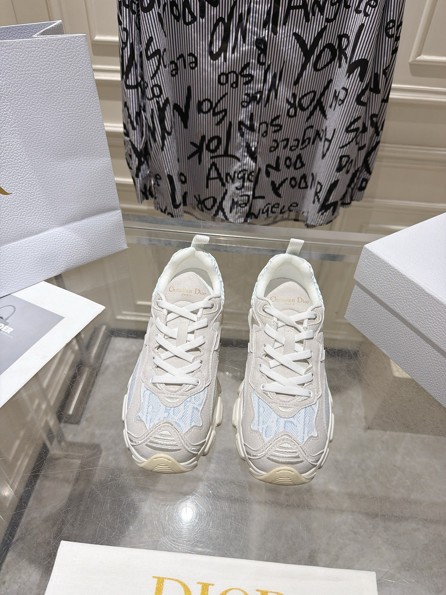 NO:868486,# Dior Chrono's new casual sports shoes, running shoes and dad shoes are really cool and futuristic! So cool!  Once again interpreting Dior's concept of cool fashion, the lucky star will bless you with good luck. The new EVA sole is ultra-light and ultra-soft. Size 35-39 (4041 is custom-made and cannot be returned or exchanged), dad shoes, dior, dior, sneakers19860909# 迪奥 Dior Chrono新款休闲运动鞋跑鞋老爹鞋 真的酷毙了,未来感十足!真的好飒！再次演绎了迪奥酷时尚的理念,幸运星为你加持好运,全新的EVA鞋底超轻超软 Size35-39（4041定做不退换）,老爹鞋,dior,dior,sneakers,Women's Shoes