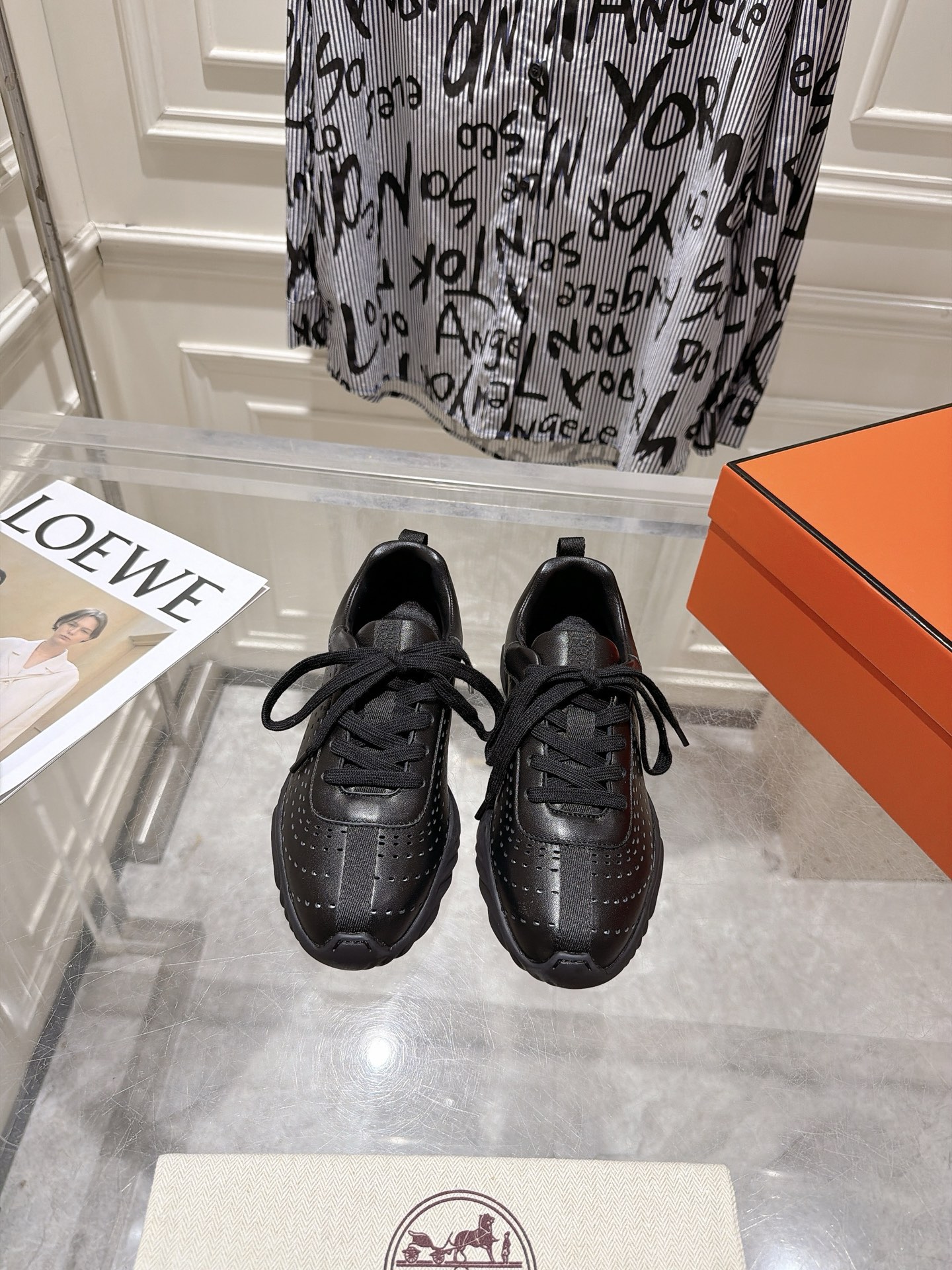 NO:870021,Men's size Hermes 2026 Neon new casual sports shoes moral training shoes, classic version upgrade, exquisite color matching, adding a casual atmosphere, exquisite lines, which can better reflect the family-style design language, interspersed with exquisite lines, perfectly fit the foot shape, naturally outline the fashionable outline, achieve a visual impact effect, and fully interpret a different sports style!  The fabric is imported cowhide, the lining is sheepskin, and the outsole is original rubber outsole, non-slip and wear-resistant!  Size 35-44, casual shoes/sports shoes, hermes, hermes, sneakers, cowhide, sheepskin19860909男码 Hermes 爱马仕2026 Neon 新款休闲运动鞋德训鞋 经典版型升级 精致配色,增添休闲的气息,精致的线条,无形之中能够更好体现出家族式的设计语言,穿插精致的线条 完美契合脚型,自然的勾勒出时尚的轮廓,达到视觉上的冲击效果,充分演绎不一样的运动风格！ 面料进口牛皮 内里垫脚羊皮 大底原版橡胶大底,防滑耐磨！ 码数35-44,休闲鞋/运动鞋,hermes,hermes,sneakers,cowhide,sheepskin,Women's Shoes
