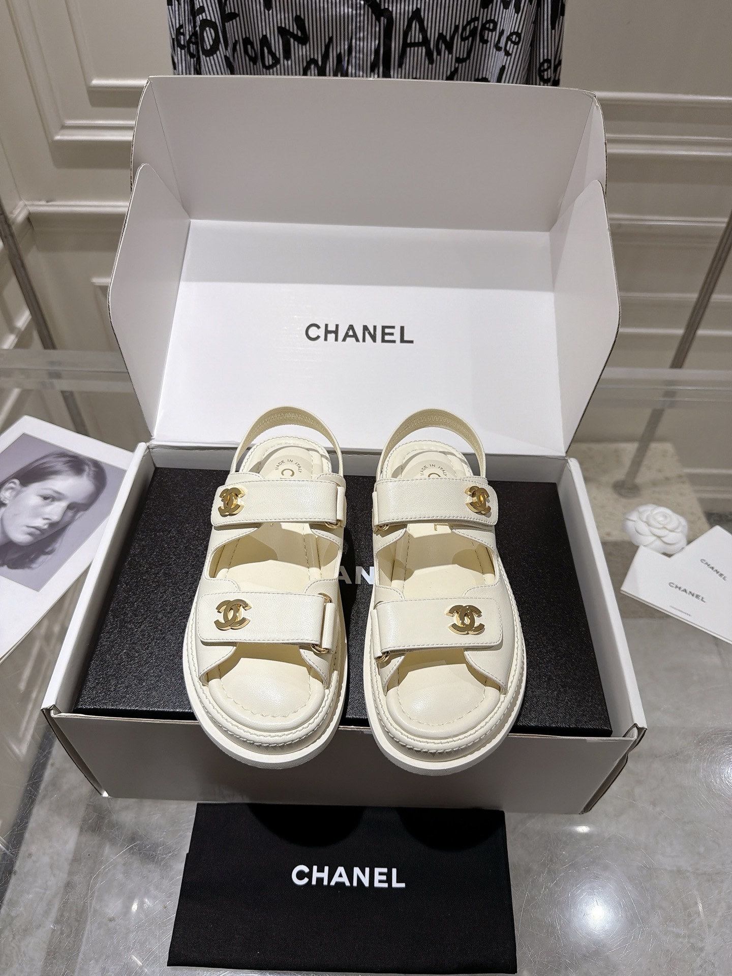 NO:882340,Comes with the original airplane case CHANEL 2026 spring and summer beach slippers and sandals. There are almost no restrictions on matching scenarios. Pair them with suit pants and straight pants for daily commuting, and you can wear them with a smart and casual temperament. Pair them with shorts and dresses when going out on the weekend, and you can instantly change your refreshing and age-reducing vitality. Easily adapt to various styles. Cowhide upper, leather lining, wear-resistant velvet outsole, size 35-41 (customized sizes 40 and 41 are not returnable)  Heel height 3.5cm,sandals,chanel,sandals,slippers,skirts,shorts,business suit,cowhide19860909配原版飞机盒 CHANEL 2026 春夏沙滩拖鞋 凉鞋 搭配场景几乎没有限制,日常通勤搭配西装裤、直筒裤,能穿出干练又随性的气质；周末出门搭配短裤、连衣裙,又能秒变清爽减龄的活力感,轻松适配各种穿搭风格. 鞋面牛皮 内里牛皮 大底耐磨绒大底 size35-41码（40、41码定制不退换） 跟高3.5cm,凉鞋,chanel,sandals,slippers,skirts,shorts,business suit,cowhide,Women's Shoes