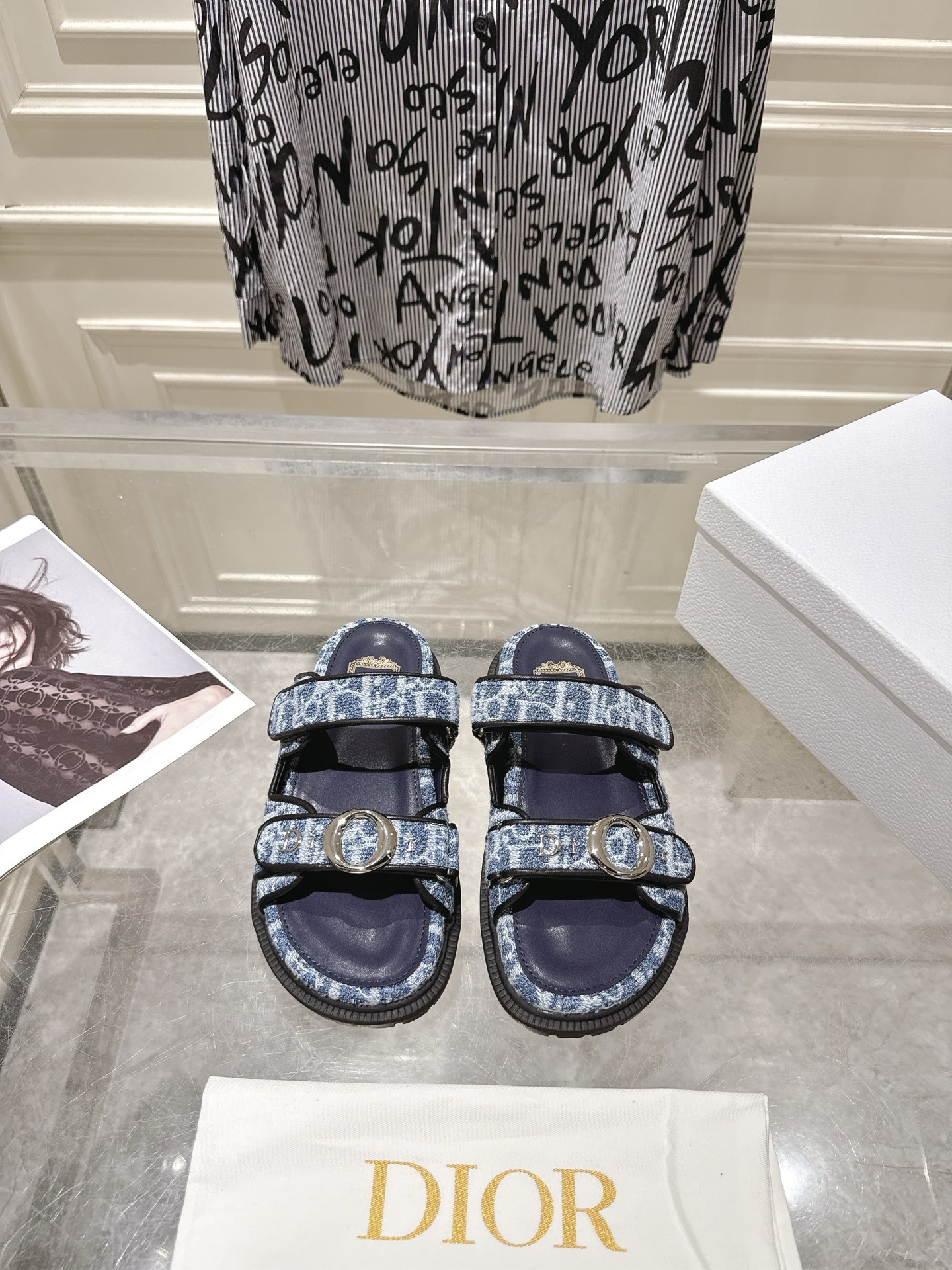 NO:882317,Dior's 26 summer hot style Velcro slippers and sandals, super durable and versatile, very comfortable on the feet, super easy to wear, more fragrant than the fragrant grandma style, original cowhide upper, original d hardware buckle, original molded TPU outsole Size #35-41 (4041 custom-made, non-returnable), slippers and sandals, dior, sandals, slippers, cowhide19860909Dior 26年夏季爆款 魔术贴拖鞋 凉鞋 超耐看超百搭款 上脚非常舒适 超好穿 比香奶奶款还香 鞋面原版牛皮 原版d五金扣 ,原版开模TPU大底 Size#35-41（4041定做不退换）,拖鞋凉鞋,dior,sandals,slippers,cowhide,Women's Shoes