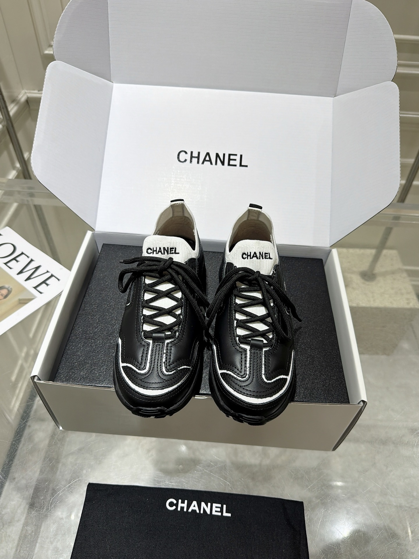 NO:887564,Original airplane box packaging, purchasing agent level, Chanel 26A early autumn new sports shoes, moral training shoes, sneakers, 26A Centipede selected shoes - the hottest casual shoes, the material is suede stitched with cowhide, there is an embroidered small fragrance logo on the side of the foot, upper cow suede/cowhide, lining sheepskin, sole original molded TPU outsole  Size 35-40, casual shoes/sports shoes, chanel, sneakers, cowhide, sheepskin, chamois leather19860909原版飞机盒包装 代购级别 Chanel 26A早秋新款运动鞋 德训鞋 帮球鞋 26A蜈蚣精选鞋大全-最火热的休闲鞋,材质是麂皮拼接牛皮,脚口侧边有一个刺绣的小香logo 鞋面牛反绒/牛皮 内里绵羊皮 鞋底原版开模TPU大底 码数35-40,休闲鞋/运动鞋,chanel,sneakers,cowhide,sheepskin,chamois leather,Women's Shoes