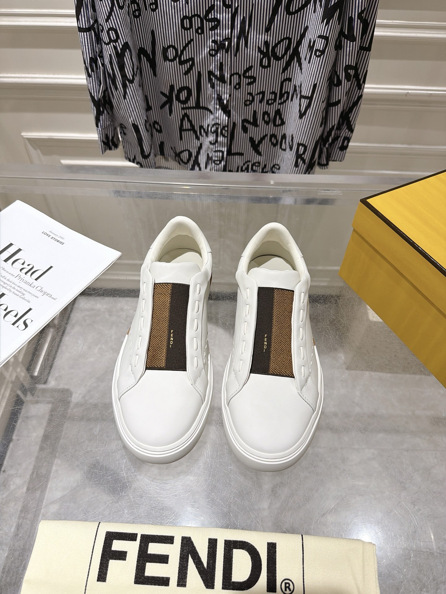 NO:887579,Top Men's Fendi 26 City Series Elastic Strap Slip-on Casual Sports Shoes White Shoes FENDI  City slip-on sneakers with wide black Pequin-style stretch straps. Made of black soft leather, hand-sewn with large tubular Selleria stitching in the same color, representing the classic Selleria stitching technique inherited from 1925 by FENDI craftsmen for generations. The rubber sole is decorated with hand-inlaid leather inserts and contrasting stitching on the back of the heel. The fabric is original imported first-grain cowhide. The lining is imported sheepskin. The outsole is made of original open-molded TPU material.  Size men's 39-45 (customized at 45), casual shoes/sports shoes, fendi, sneakers, cowhide, sheepskin19860909顶级男款 Fendi 26 City系列 松紧带 一脚蹬 休闲 运动鞋 小白鞋 FENDI City一脚蹬运动鞋,配黑色Pequin风格弹力宽饰带.黑色柔软皮革材质,以同色系大号管状Selleria缝线手工缝制而成,代表着源自1925年、由FENDI工匠世代传承的Selleria经典缝线工艺.橡胶鞋底饰以手工镶嵌的皮革嵌饰,鞋跟后部饰有撞色缝线 面料原版进口头层牛皮 内里进口羊皮里 大底原版开模TPU材质 Size男款39-45（45定制）,休闲鞋/运动鞋,fendi,sneakers,cowhide,sheepskin,Women's Shoes