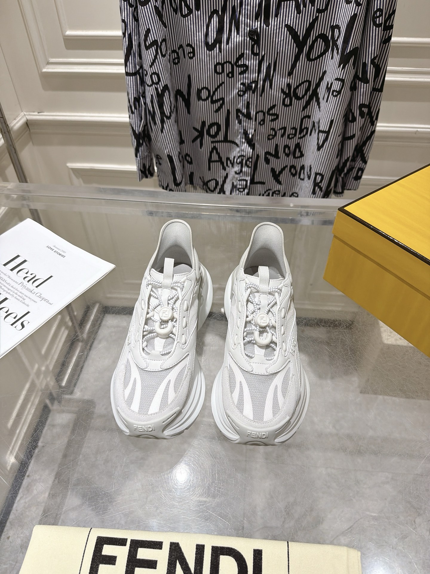 NO:887590,Top couple model FENDI Fendi's latest F-Light series couple model thick sole casual sports shoes running shoes low-top sneakers with elastic laces. Made of black leather and mesh. Same-color corrugated shoe tops. Black hiking laces and emergency stop fasteners decorated with customized FF patterns. Decorated with three-dimensional rubber logo appliqués on one side. Same-color ultra-light rubber thick soles with embossed F patterns on the edges. Fabric original imported fabric + cowhide, imported breathable mesh lining  The sole is original molded foam + TPU material, sole thickness 5.5CM Size: women's 35-40 / men's 39-44, casual shoes/sports shoes, fendi, fendi, sneakers, cowhide19860909顶级情侣款 FENDI芬迪 最新F-Light系列 情侣款 厚底 休闲 运动鞋 跑鞋 松紧鞋带低帮运动鞋.黑色皮革和网眼布材质.同色系波状鞋提.黑色登山鞋带和饰有定制FF图案的急停扣件.一侧饰有三维橡胶标志贴花.同色系超轻橡胶厚鞋底,边缘饰有凸纹F图案 面料原版进口织物+牛皮 内里进口透气网里 鞋底原版开模发泡+TPU材质 底厚5.5CM Size:女款35-40 / 男款39-44,休闲鞋/运动鞋,fendi,fendi,sneakers,cowhide,Women's Shoes