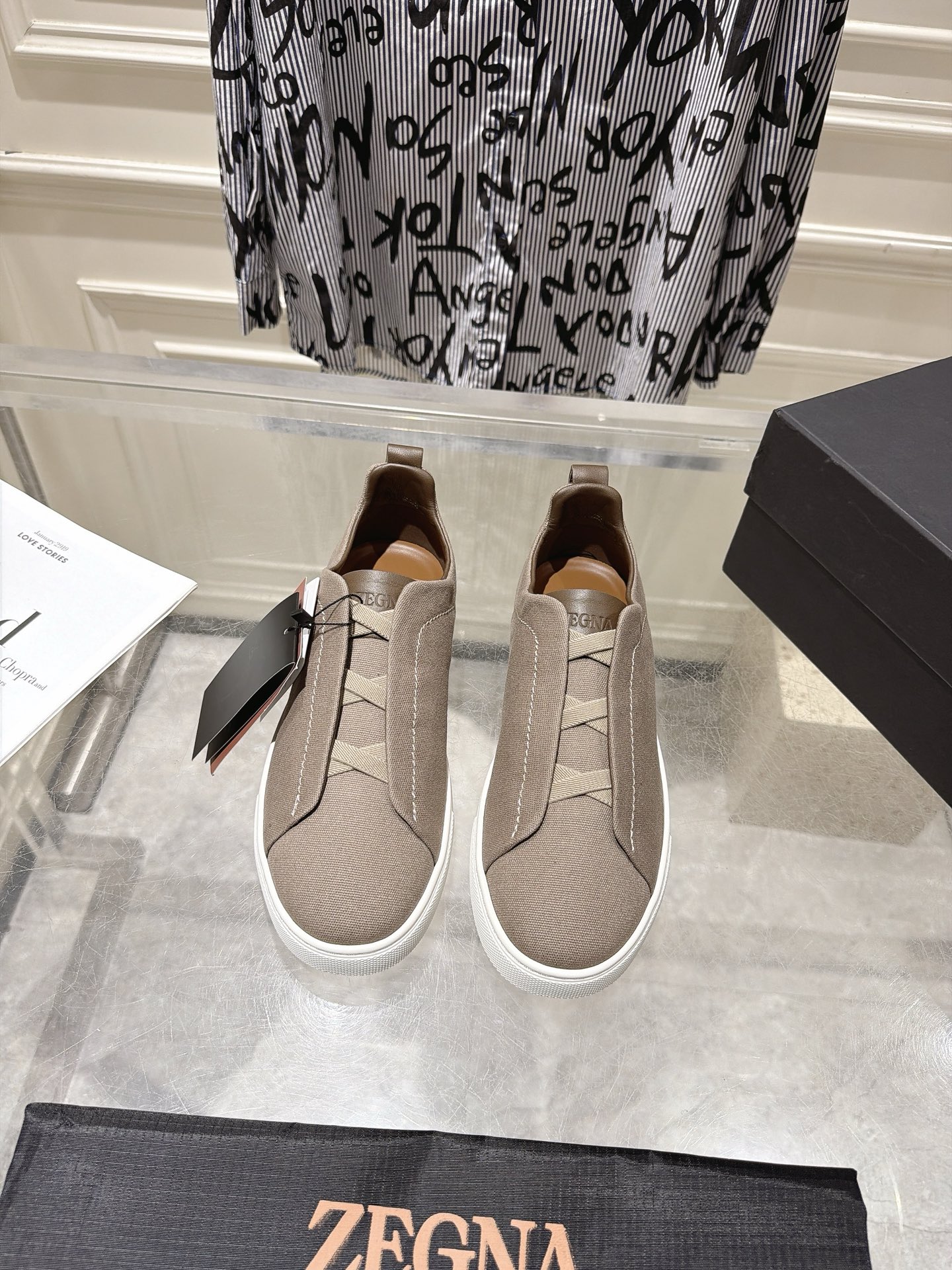NO:887601,Top casual must-haves for old money ZEGNA Zegna Triple Stitch SECONDSKIN series men's casual sports white shoes Zegna's iconic triple cross elastic details ensure the traditional hand-sewing process of the tailoring brand's tailoring jackets, paying tribute to Zegna's exquisite craftsmanship. It adopts a particularly soft and lightweight upper with a white rubber sole ① Fabric: Original imported first-layer cowhide ② Inner lining: Original soft sheepskin lining ③ Sole:  Original open mold foam rubber sole ④Size: Men's 39-44 (custom code 38.45.46.47), casual shoes/sports shoes, zegna, sneakers, jackets & coats, cowhide, sheepskin19860909顶级休闲老钱必备 ZEGNA 杰尼亚 Triple Stitch SECONDSKIN系列 男士 休闲 运动小白鞋 杰尼亚标志性三重交叉松紧细节确保穿脱灵品牌精裁夹克的传统手工缝制工艺,致敬杰尼亚的精湛工艺传承.采用尤为柔软的轻盈鞋面,配以白色橡胶鞋底 ①面料 : 原版进口头层牛皮 ②内里 : 原版柔软羊皮里 ③鞋底 : 原版开模发泡橡胶底 ④Size : 男士39-44（定制码38.45.46.47）,休闲鞋/运动鞋,zegna,sneakers,jackets & coats,cowhide,sheepskin,Women's Shoes
