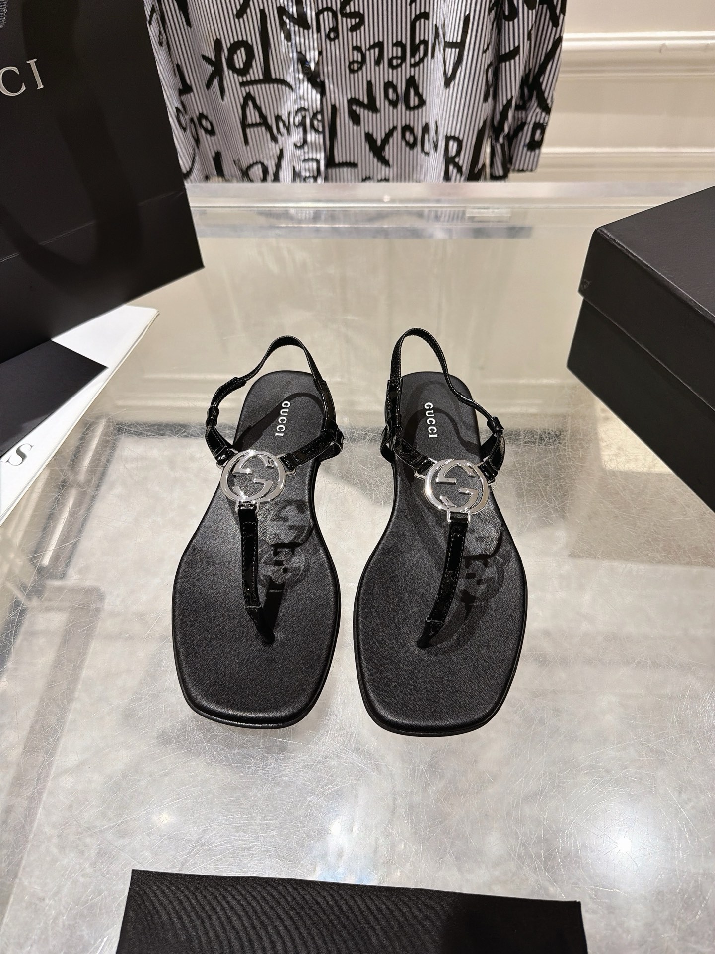 NO:887552,Gucci/26WF double G flip-up square toe flat sandals, new spring and summer holiday retro square toe to outline slender feet, classic interlocking double G metal buckles, Italian soft sheepskin, skin-friendly and non-abrasive. The fabric is original sheepskin. The lining of the toes is all sheepskin. The outsole is original molded rubber outsole size 35-39 (customized for 40/41), split-toe shoes, gucci, sandals, sheepskin19860909Gucci/26WF双G夹脚方头平底凉鞋 春夏度假新作复古方头勾勒纤细脚型,经典互扣双G金属饰扣,意产软羊皮亲肤不磨脚 面料原版羊皮 内里踮脚均为羊皮 大底原版开模橡胶大底 size35-39（40/41定制）,分趾鞋,gucci,sandals,sheepskin,Women's Shoes