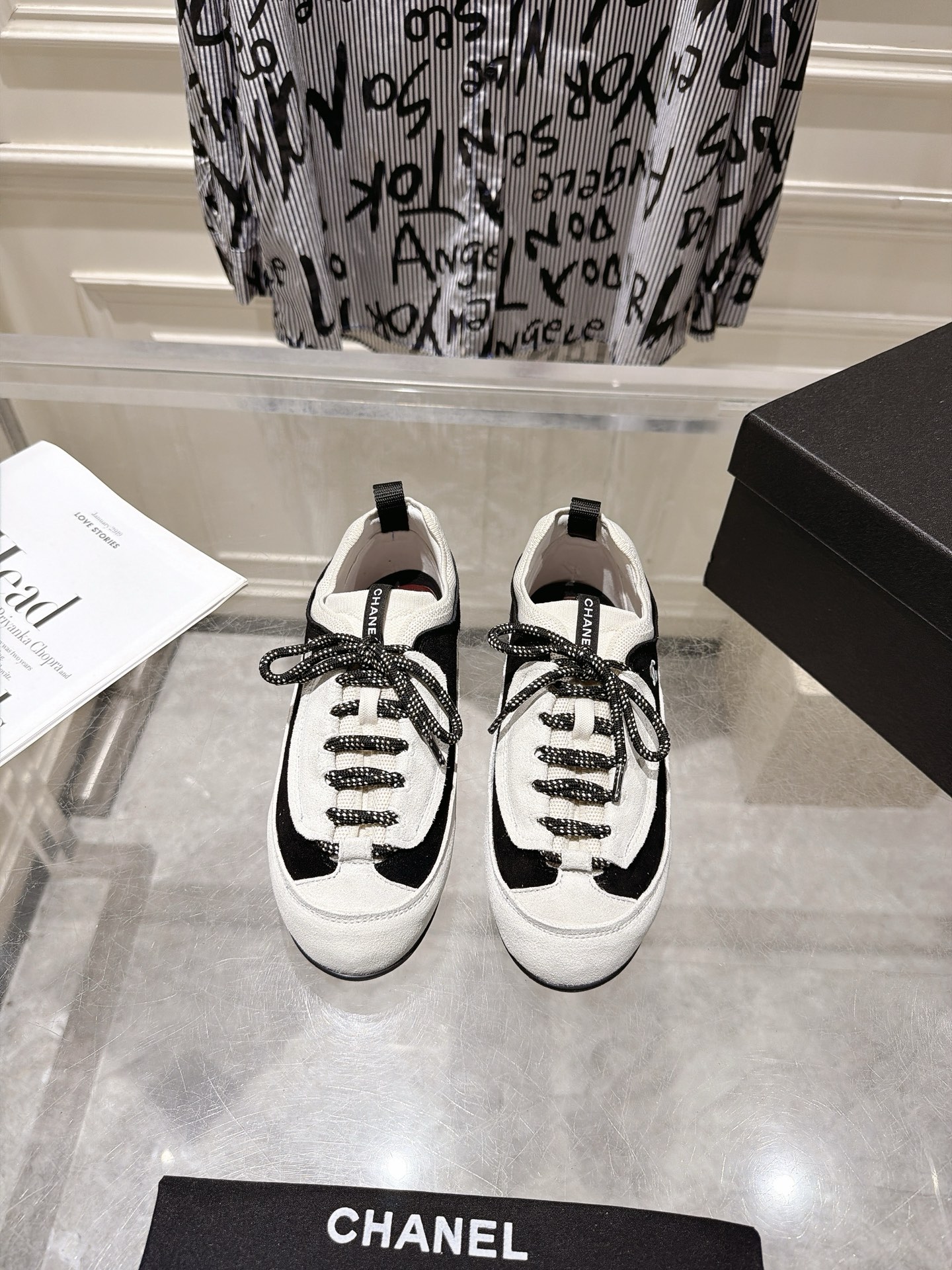 NO:889996,CHANEL 26A early autumn new sports shoes, moral training shoes, sneakers. The material is suede spliced with cowhide. There is a small embroidered fragrance logo on the side of the foot (whispering, it is really low-key hahahaha). The polka dot shoelaces are very nice, and the black and white colors echo~ The upper is suede/cowhide, the lining is sheepskin, and the sole is original molded TPU outsole.  Size 35-39 (40.41 customized), casual shoes/sports shoes, chanel, sneakers, cowhide, sheepskin, chamois leather19860909CHANEL 26A早秋新款运动鞋 德训鞋 帮球鞋 材质是麂皮拼接牛皮,脚口侧边有一个刺绣的小香logo（小声说真的很低调hahahaha）波点鞋带挺好看的,黑白两个色呼应～ 鞋面牛反绒/牛皮 内里绵羊皮 鞋底原版开模TPU大底 码数35-39(40.41定做),休闲鞋/运动鞋,chanel,sneakers,cowhide,sheepskin,chamois leather,Women's Shoes