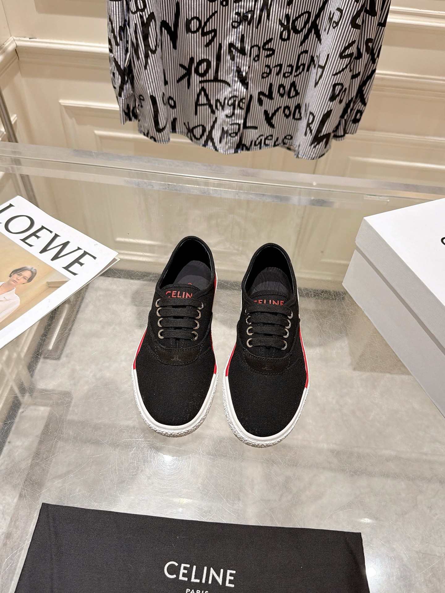 NO:901285,Celine Alan Series 26/ New Counter Casual Women's Canvas Shoes. Color matching design. The color matching is very eye-catching. This shoe has its own unique design. The canvas upper is not stuffy and very comfortable in this summer. It is a must-have item for casual fashion. Fabric: Original imported high-density canvas. Lining: Original breathable canvas. Outsole: Original molded anti-slip rubber outsole. Size: 35-41 (40  41 customized), casual shoes/sports shoes, celine, sneakers19860909Celine Alan系列 26/ 专柜新款 休闲女士帆布鞋 采用拼色设计,彩色搭配非常吸引眼球,这款鞋有它自己独特的设计,帆布鞋面在这个夏季不闷热非常舒适,休闲时尚搭配必备的单品 面料: 原版进口高密度帆布 内里: 原版透气帆布 大底: 原版开模防滑橡胶大底 Size: 35-41（40 41定做）,休闲鞋/运动鞋,celine,sneakers,Women's Shoes