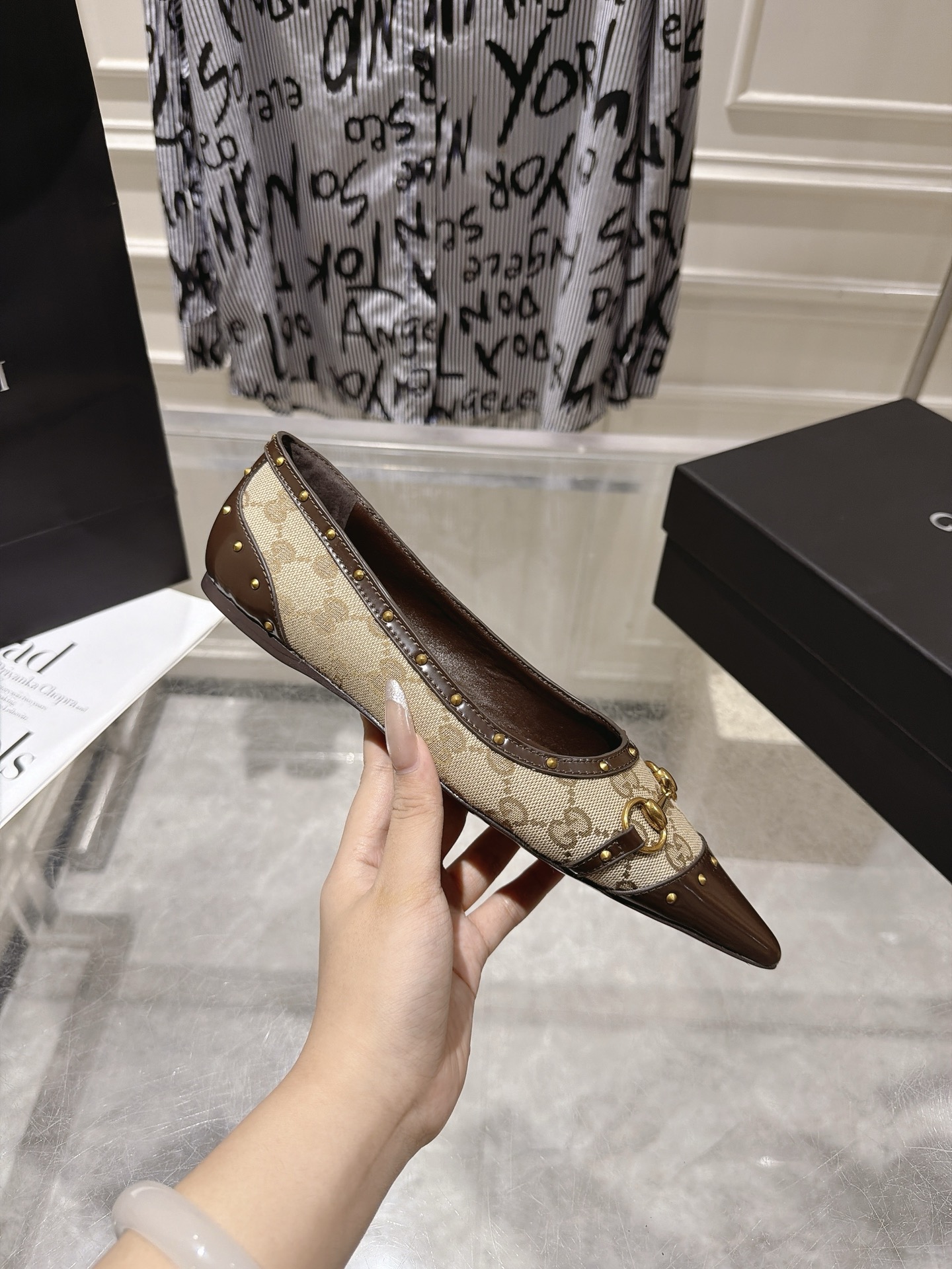 NO:930370,Gucci 2026 autumn series new rivet pointed toe loafers. These shoes inject a trendy style into the classic ballet shoes. Made of the brand's classic G G canvas, supplemented by patent leather edging, neat pointed toes with exquisite metal rivets and recognizable horsebits. Fabric imported patent leather + presbyopia. Sheepskin lining. High flat heel. Outsole genuine leather. Size 35-39 (40  41 Customized (no return or exchange), single shoes, gucci, loafers, sheepskin19860909Gucci 2026秋季系列新品铆钉尖头乐福鞋 这款鞋履为经典芭蕾舞鞋注入潮流格调.甄选品牌经典G G帆布打造,辅以漆皮包边,利落尖头搭配精致金属铆钉配饰辨识十足的马衔扣 面料进口漆皮+老花 内里羊皮里 跟高平底 大底真皮底 尺码35-39（40 41定做不退换）,单鞋,gucci,loafers,sheepskin,Women's Shoes