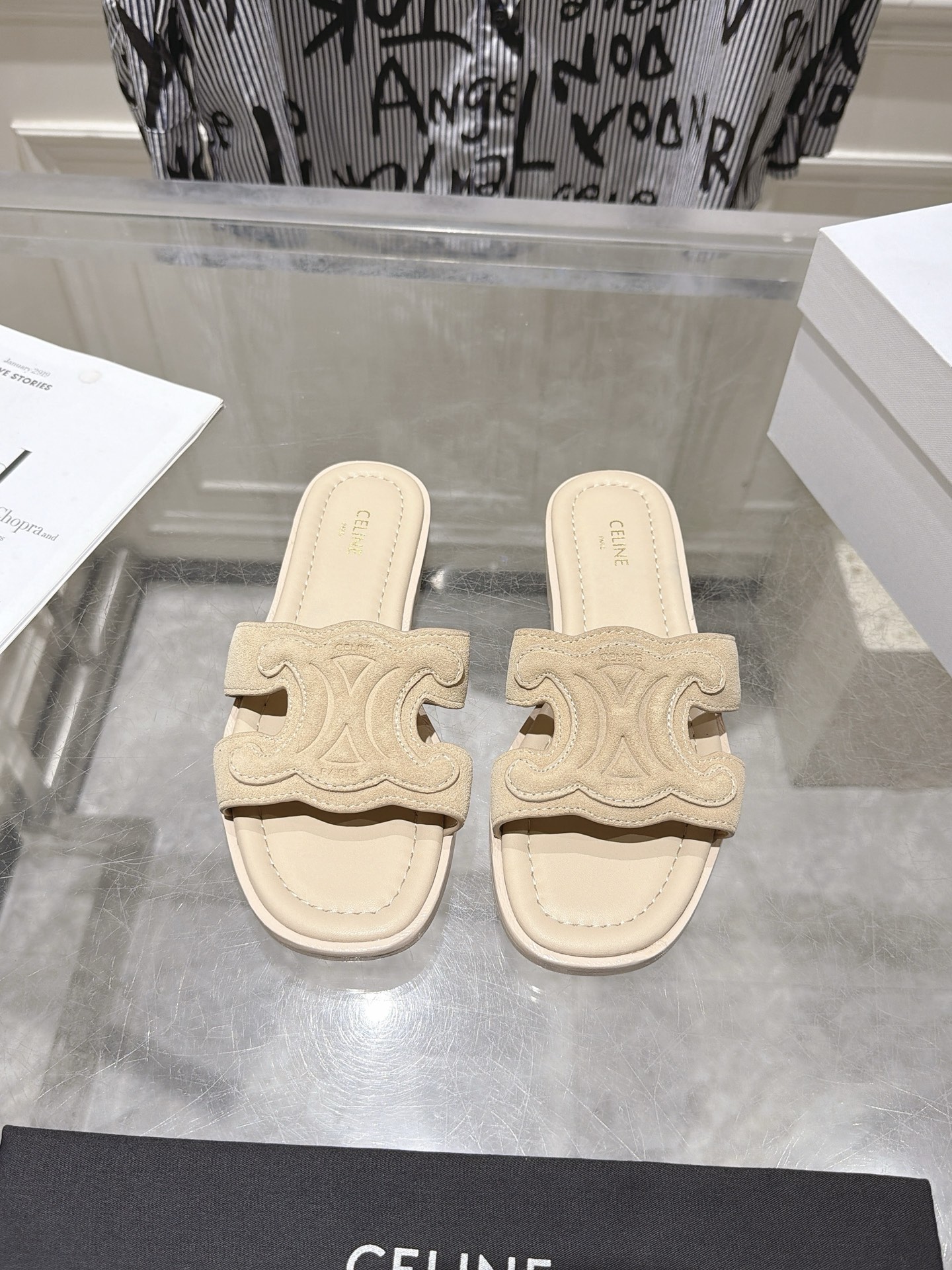 NO:930334,Celine Celine 26ss new summer product, Arc de Triomphe Spring's latest popular slippers, the entire pair of shoes are purchased and developed by ZP, all customized materials, exclusive molded outsole, all details are shipped according to the version, and even the packaging is the same as the original product. Size: 35-39 (40 41 custom-made), slippers, celine, slippers19860909出 Celine思琳 26ss夏季新品 凯旋门春最新爆款 拖鞋 整双鞋子采购Zp开发打造,全部定制材料,独家开模大底,细节全部对版出货,连包装也做到跟正品一样. 码数:35-39（40 41订做）,拖鞋,celine,slippers,Women's Shoes