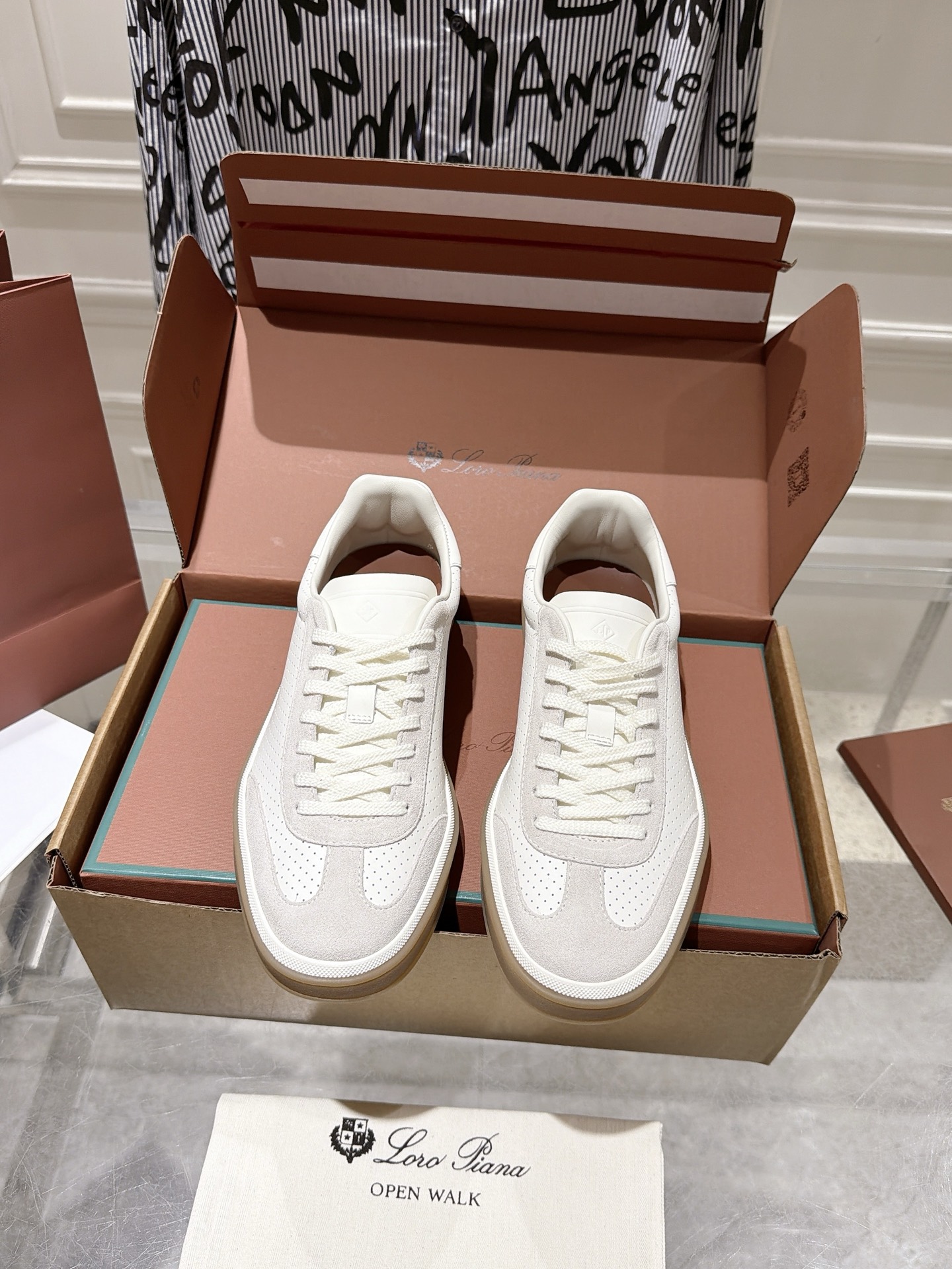 NO:930316,Loropiana Tennis Walk These Tennis Walk sneakers are crafted from grained calf leather for a refined, versatile design that's perfect for year-round wear. The shoe features an ultra-low-top design with a caramel cup sole and off-white rubber edging for a unique double-sole look. The Kummel-toned heel insert is also eye-catching. Kummel-colored inserts at the heel, LP logo embossed on the tongue, cotton lace-up closure, and original rubber sole  Material cowhide/cow suede, code number 35-44 (female 41, male 38.45, customized, non-refundable), casual shoes/sports shoes, loro piana, loro piana, sneakers, cowhide19860909Loropiana Tennis Walk 德训运动鞋 这款Tennis Walk运动鞋采用粒面牛皮革制成,设计精致、灵活百搭,适合全年穿着.这款鞋履采用超低帮设计,搭配焦糖色杯型鞋底和米白色橡胶包边,呈现独特的双层鞋底视觉效果.Kummel色调鞋跟嵌饰也十分引人注目.鞋跟处饰有Kummel色嵌饰,鞋舌压印LP徽标,棉质系带开合,原版橡胶鞋底 材料牛皮/牛反绒 码数35-44（女41男38.45定制不退换）,休闲鞋/运动鞋,loro piana,loro piana,sneakers,cowhide,Women's Shoes