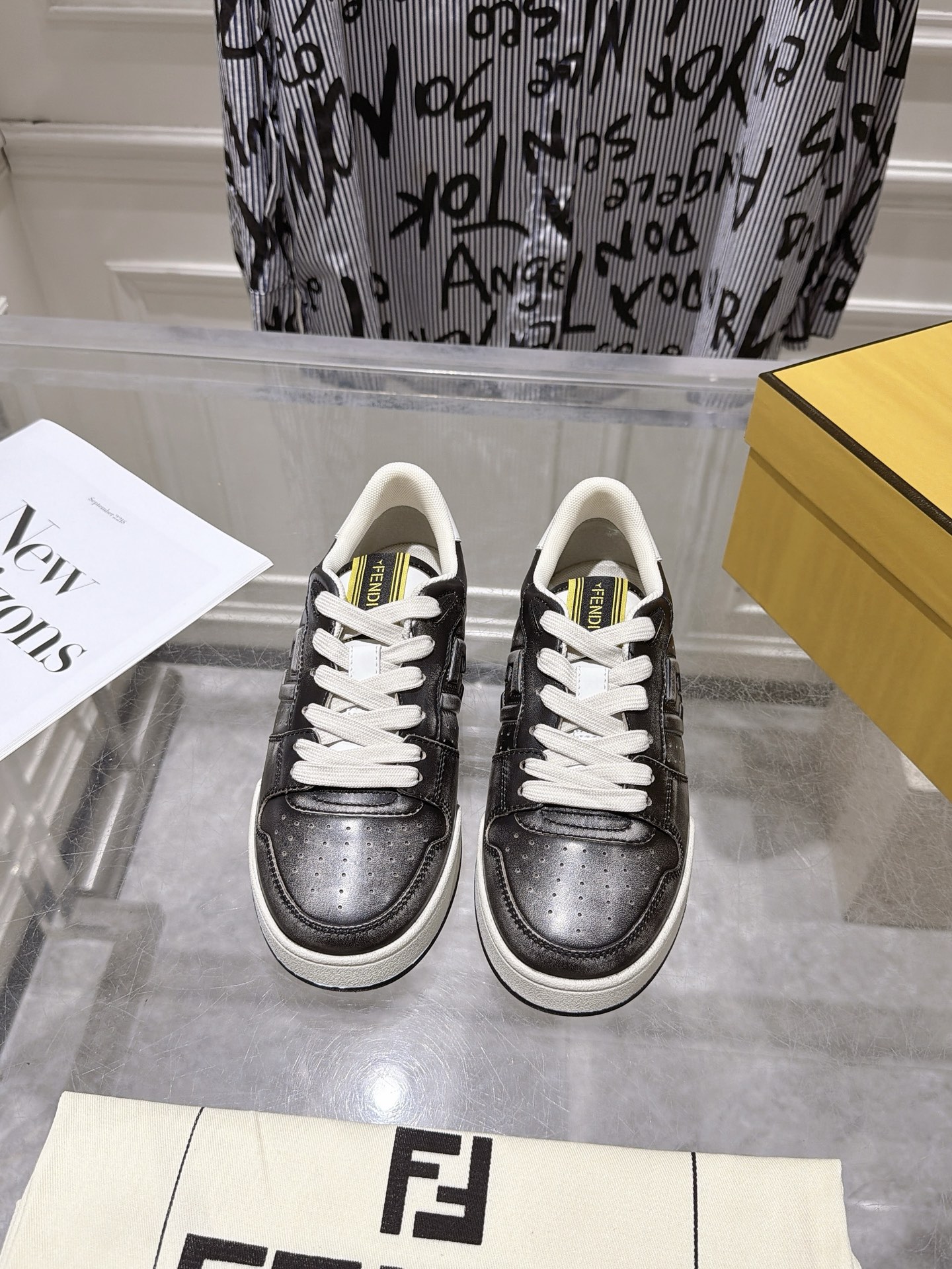 NO:930326,The top version of Fendi/Match new sneakers, a sneaker created by Kim Jones, is made of leather and suede to perfectly reproduce the retro style. The overall shoe design is simple and full of casual feeling. It has classic FF pattern stitching on the side of the shoe and the sole with brand letters. It is low-key and luxurious, perfect control. The same style for men and women. [Rose] Size 35-45, casual shoes/sports shoes, fendi, sneakers19860909顶级版本Fendi/ Match 新款运动板鞋 ,由Kim Jones倾情打造的一款运动鞋,采用皮革和反绒皮制成完美再现复古风格,整体鞋型设计简约,休闲感十足,鞋侧带有经典FF图案缝线,鞋底带着品牌字母杂纹低调奢华,完美驾驭,男女同款搭配[玫瑰]码数35-45,休闲鞋/运动鞋,fendi,sneakers,Women's Shoes