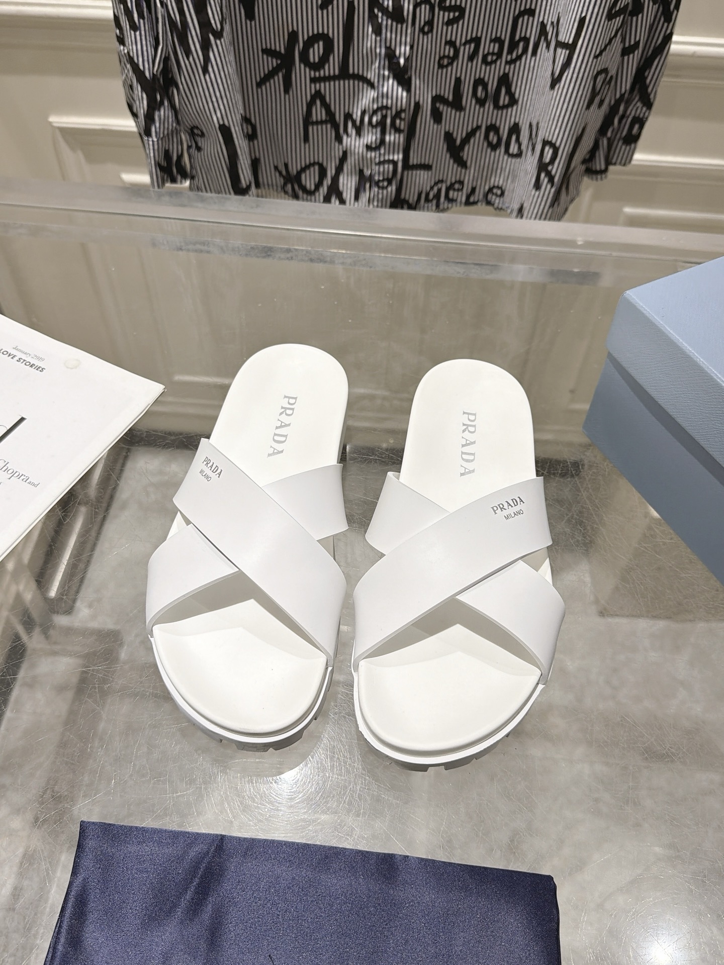 NO:956681,Prada26 spring and summer new cross-strap thick-soled slippers for couples are made of matte leather and rubber soles. The uppers are decorated with brand embossed logos, which are simple and advanced. The zigzag outsole design elongates the legs, is non-slip and wear-resistant, and improves comfort. It is suitable for daily commuting, casual outings or vacation wear, and can easily create a 'relaxed' look. Size: Women 35-39 Men 39-44 (Female 40 Men's 45 customized), slippers, prada, slippers19860909Prada26春夏新品情侣款交叉带厚底拖鞋 采用哑光皮革与橡胶鞋底,鞋面饰有品牌压印Logo,简约高级.锯齿型大底设计拉长腿型,防滑耐磨,提升舒适度,适合日常通勤、休闲出街或度假穿搭,轻松打造“松弛感”造型. 码数:女35-39 男39-44(女40 男45定做),拖鞋,prada,slippers,Women's Shoes