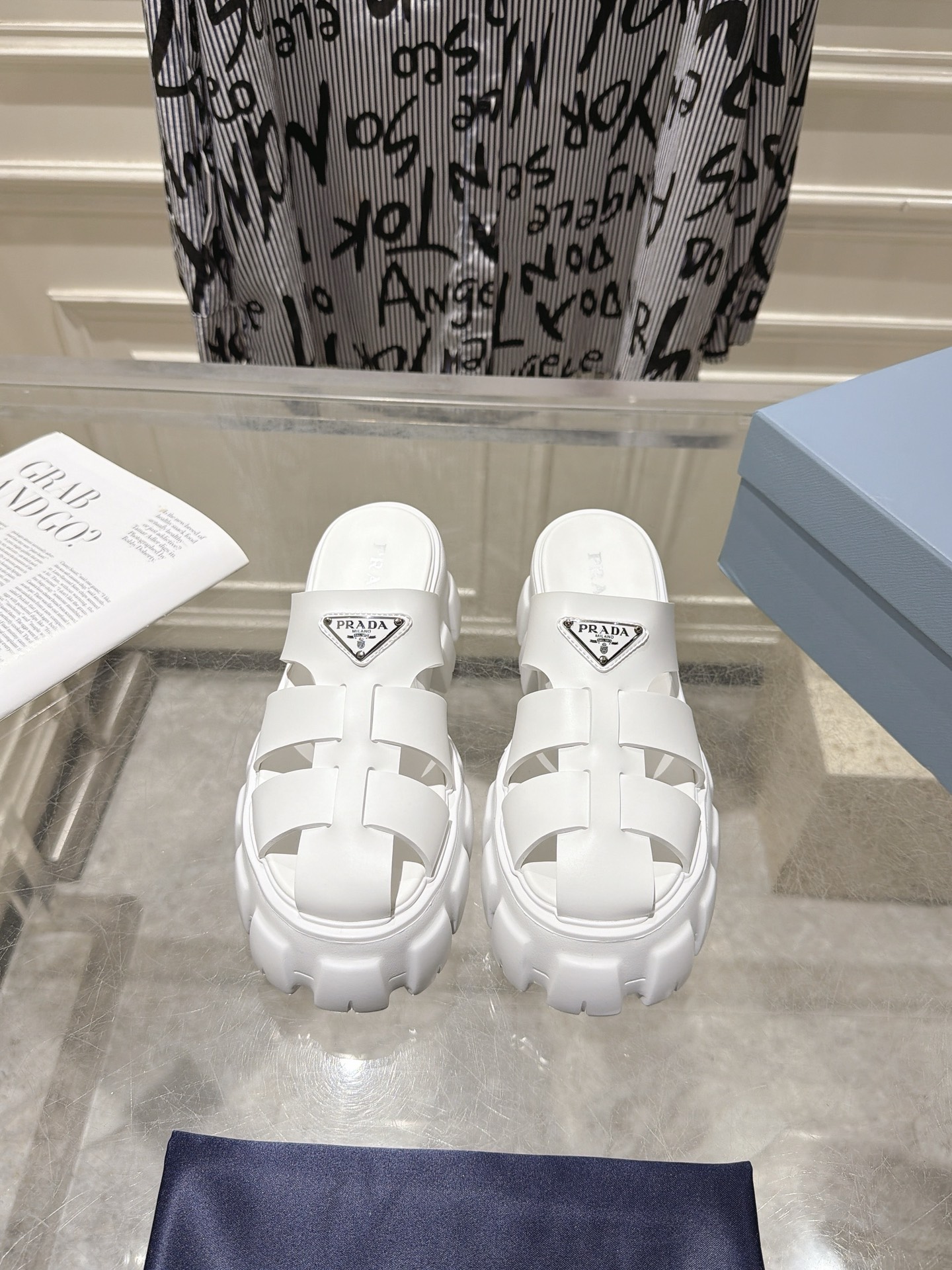 NO:956692,Prada spring and summer pig cage shoes zigzag Roman woven thick-soled rubber slippers. Retro, fashionable and avant-garde gear teeth 55mm. Thick-soled soles with rubber uppers make the entire pair of shoes light and comfortable. Bright colors provide a variety of choices for fashionable people with different styles!  The iconic metal triangle logo is paired with the shape of ancient beach sandals, and every design element is fashionable!  Size 35-40, 41 customized, non-refundable, non-exchangeable, slippers, prada, sandals, slippers19860909prada春夏猪笼鞋锯齿罗马编织厚底橡胶拖鞋 复古时髦前卫的轮齿55mm 厚底鞋底搭配橡胶鞋面,让整双鞋轻便舒适 鲜艳色彩 满足不同风格时髦人士的多种选择！ 标志性金属三角标搭配古沙滩凉鞋造型,每一个设计元素都踩在时髦点上！ 码数35-40,41定制不退不换,拖鞋,prada,sandals,slippers,Women's Shoes