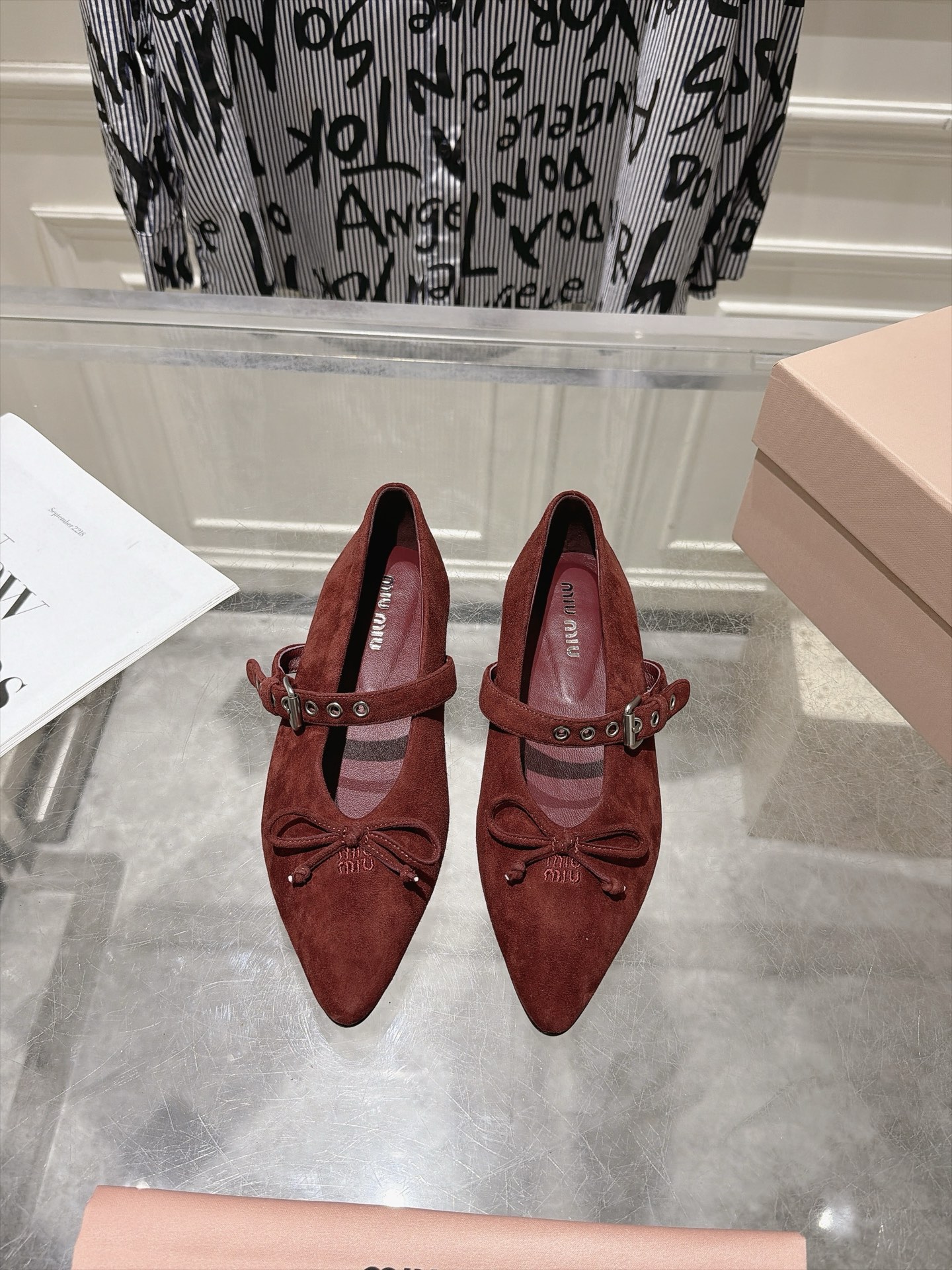 NO:956671,Miu Miu 26ss Pointed Toe Shoes Mary Jane The shoes are really more stunning on the feet~ The personalized design is very versatile, and the flat bottom is also very suitable, wearing it will not tire your feet. It is definitely a pair that is worth buying!  Imported original sheepskin fabric, sheepskin lining, original rubber outsole, Size35-41 (40 41 customized, non-returnable, non-exchangeable), card size, one size larger, single shoes, miumiu, mary jane, sheepskin, sheep19860909Miu Miu 26ss 尖头单鞋 玛丽珍 单鞋上脚果然更惊艳~ 个性设计非常百搭,而且平底也太适合了,穿着不累脚 绝对入手不亏的一双！ 面料进口原版羊京 内里羊皮 大底原版橡胶底 Size35-41（40 41 定制不退不换）卡码拍大一码,单鞋,miumiu,mary jane,sheepskin,sheep,Women's Shoes