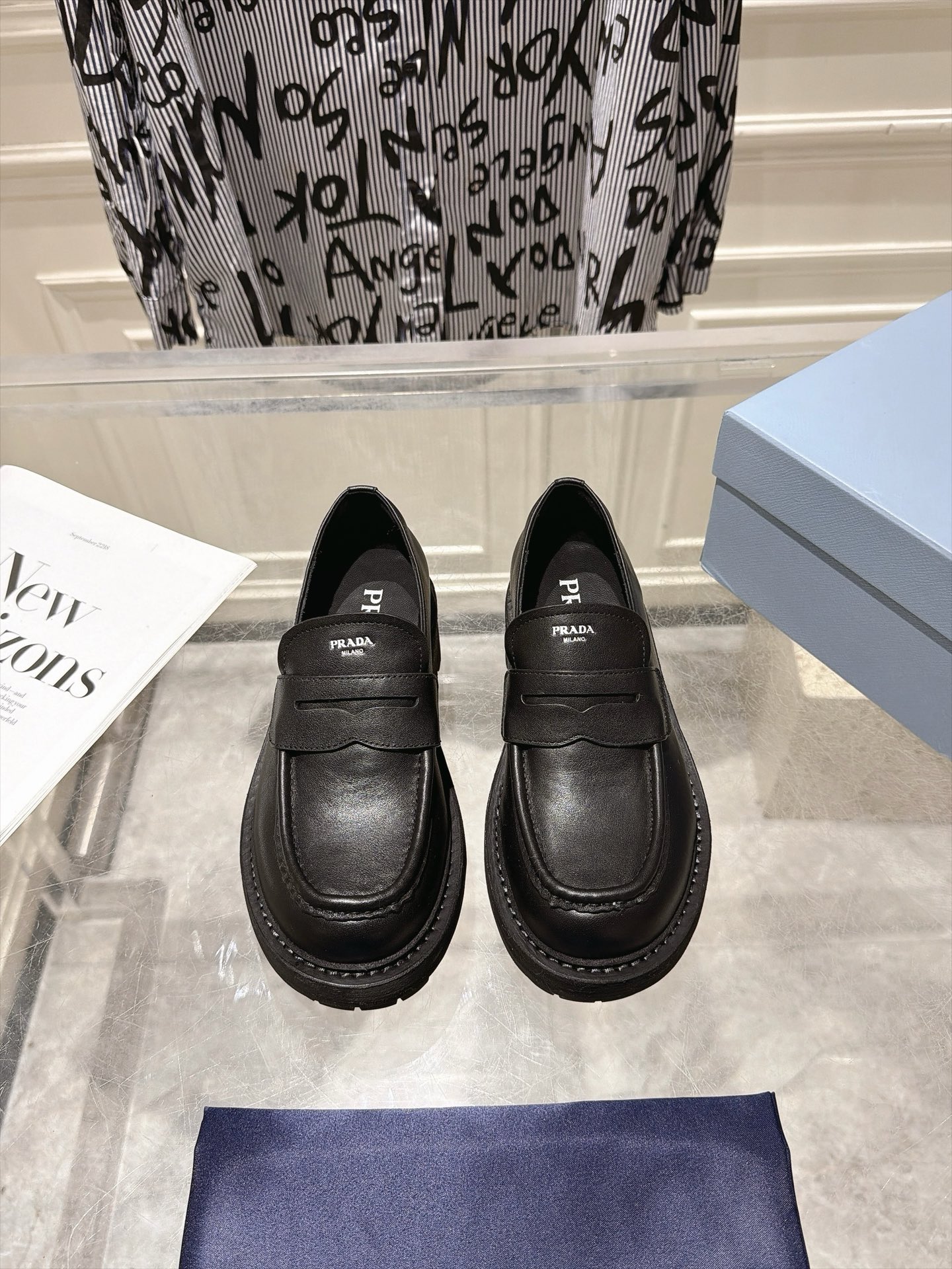 NO:958682,PRADA 2026 new thick-soled retro loafer Mary Jane shoes. The classic loafer shoe shape is combined with a thick-soled zigzag sole and the iconic logo. It has the elegance of retro loafers and Prada's iconic light luxury coolness. It is a combination of 'intelligentsia + light trend' that is popular this year. Cowhide upper, sheepskin lining, original combination rubber outsole, size 35-40 (40 custom made, non-refundable), loafers, prada, loafers, mary  jane,cowhide,sheepskin19860909PRADA 2026新款厚底复古乐福玛丽珍鞋 经典乐福鞋型结合厚底锯齿底,搭配标志性Logo,既有复古乐福鞋的优雅感,又带Prada标志性的轻奢酷感,是今年流行的“知识分子+轻潮”结合款. 鞋面牛皮 内里羊皮 原版组合橡胶大底 码数35-40(40定做不退换),乐福鞋,prada,loafers,mary jane,cowhide,sheepskin,Women's Shoes