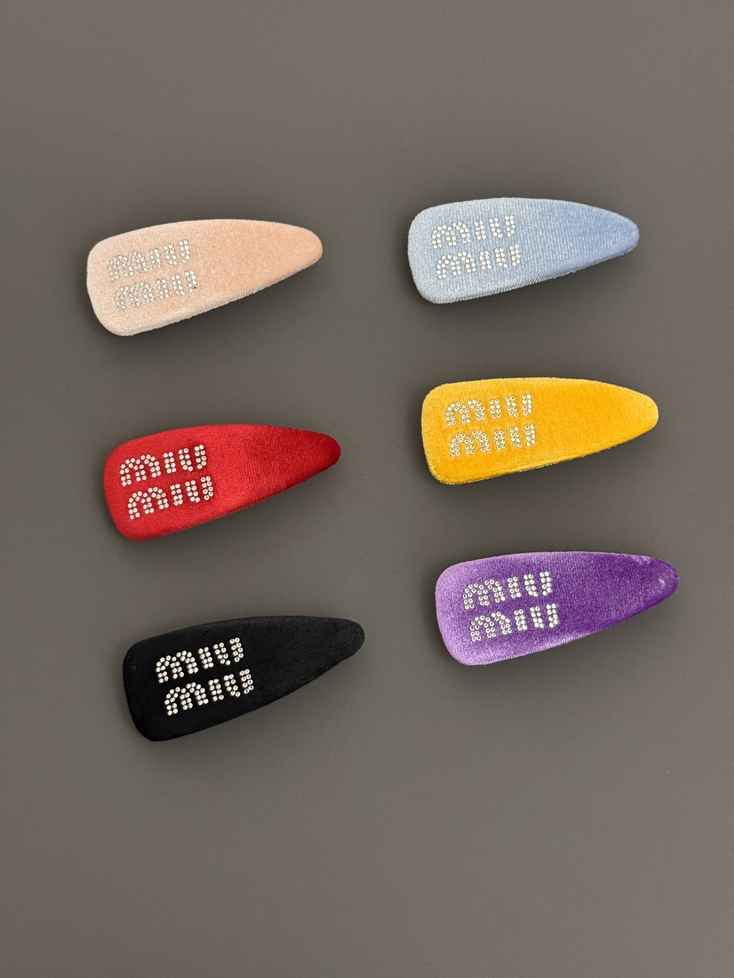78
高品质 细节如图 绒面【M!uM!u 糖果色发夹】[哇][哇]小公举必备！！萌动的少女心被稳稳的拿捏了[可怜]谁能拒绝这款小可爱呢！一款绝美发夹，让你天天都想戴着！每一个颜色都是不可错过，简直精致可爱到爆炸❗任你自由灵魂搭配，很出众！妥妥的百搭神品，头发扎起来或者披着戴它，会有不同的感觉！强烈推荐必入[机智][机智]