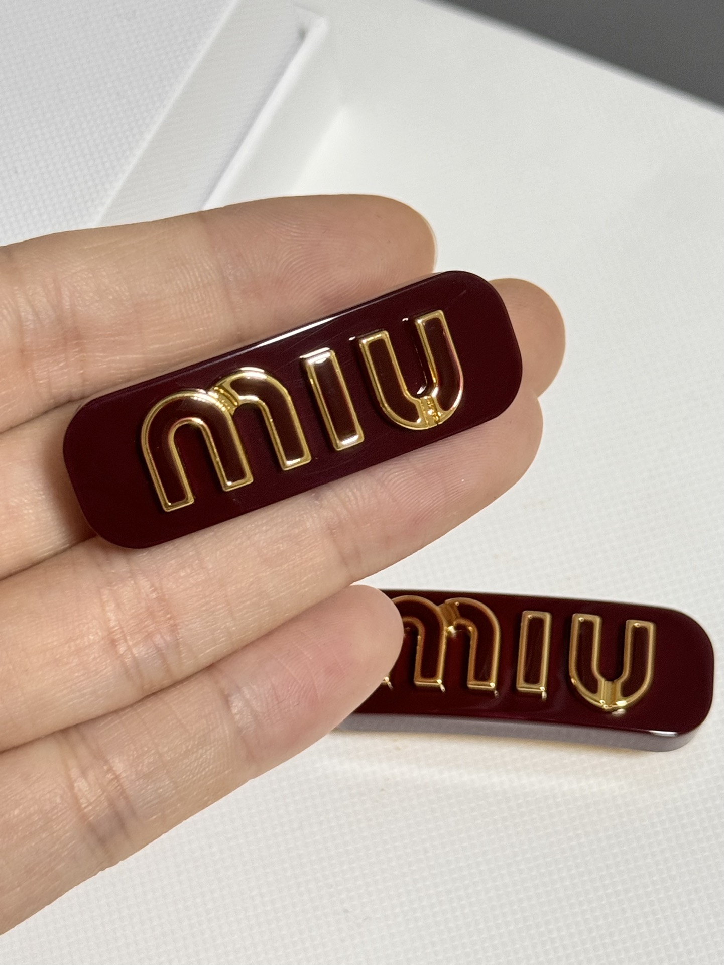 Classic Red Brown Hairpin Set with Fine Brass Details and Perfect Zirconia Stones - 图片 1
