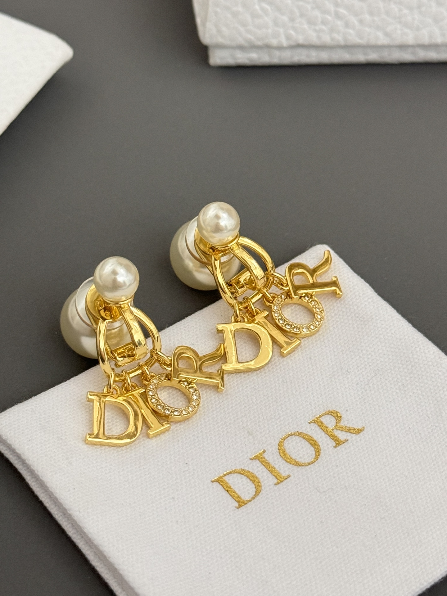 高品质 细节如图 金色耳夹【D字母配件耳夹】Z 5400，时尚独特个性款，珍珠+D!or字母元素搭配，