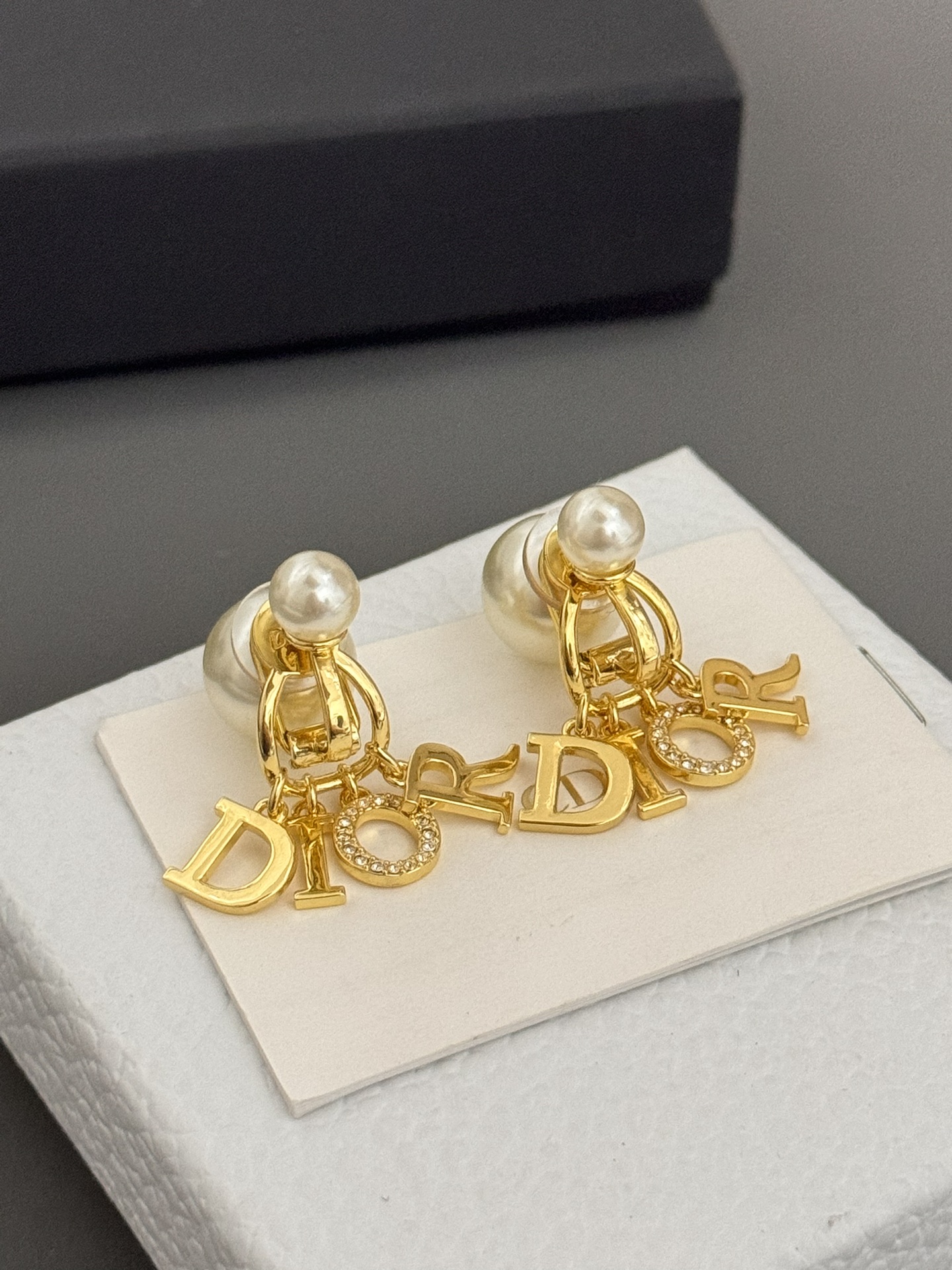  高品质 细节如图 金色耳夹【D字母配件耳夹】Z 5400，时尚独特个性款，珍珠+D!or字母元素搭配，