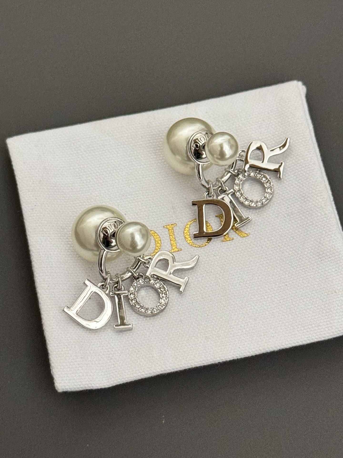  高品质 细节如图  银色【D字母配件耳钉】Z 5400，时尚独特个性款，珍珠+D!or字母元素搭配，简