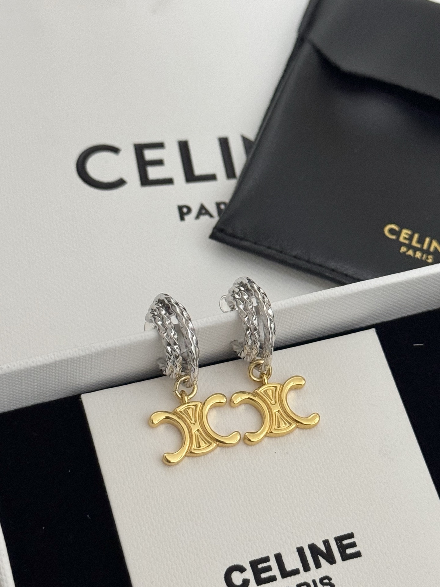 P50  高品质 细节如图  😊Celine 赛琳 双色耳环 耳钉 新款 个性 Celestine个性经典之作 耳钉 女神必备神器 全部慢工出细活  大方 百搭💥，简约设计风格独特，非常美