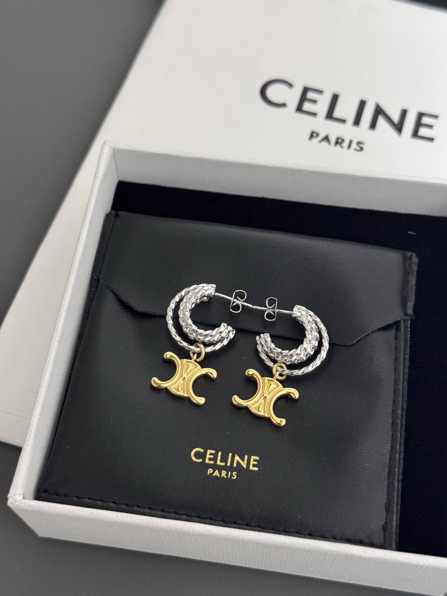 P50  高品质 细节如图  😊Celine 赛琳 双色耳环 耳钉 新款 个性 Celestine个性经典之作 耳钉 女神必备神器 全部慢工出细活  大方 百搭💥，简约设计风格独特，非常美