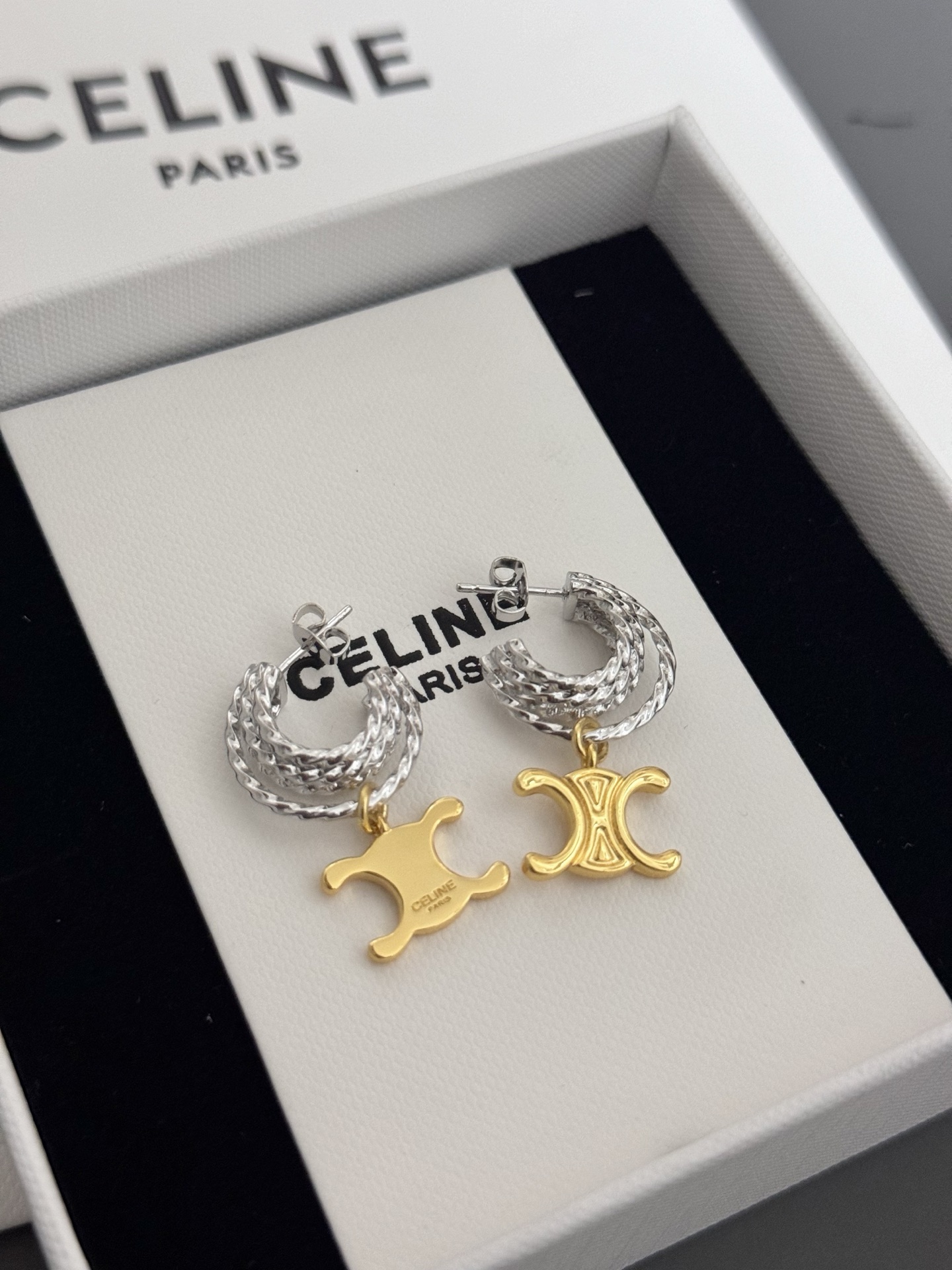 P50  高品质 细节如图  😊Celine 赛琳 双色耳环 耳钉 新款 个性 Celestine个性经典之作 耳钉 女神必备神器 全部慢工出细活  大方 百搭💥，简约设计风格独特，非常美