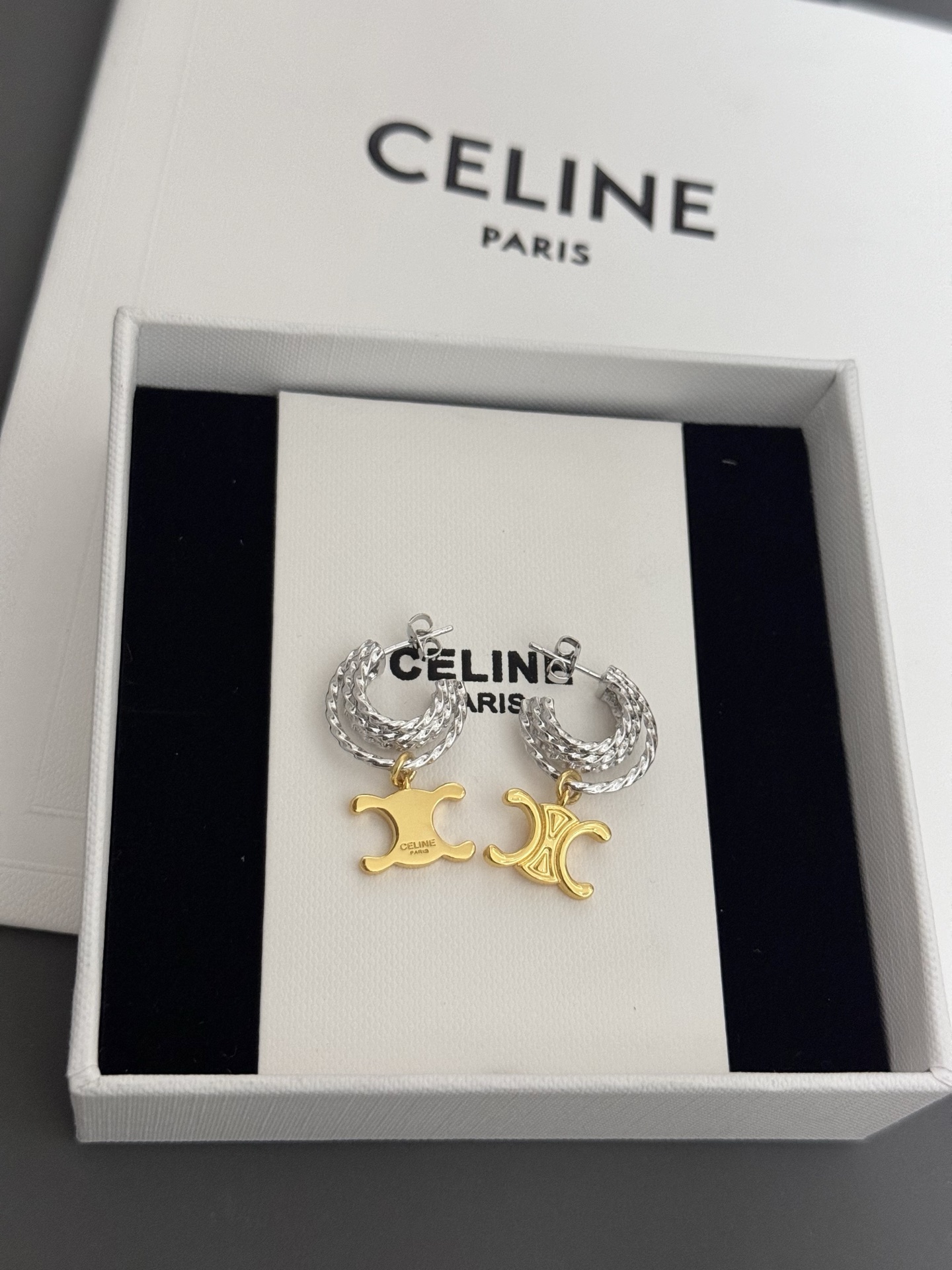 P50  高品质 细节如图  😊Celine 赛琳 双色耳环 耳钉 新款 个性 Celestine个性经典之作 耳钉 女神必备神器 全部慢工出细活  大方 百搭💥，简约设计风格独特，非常美