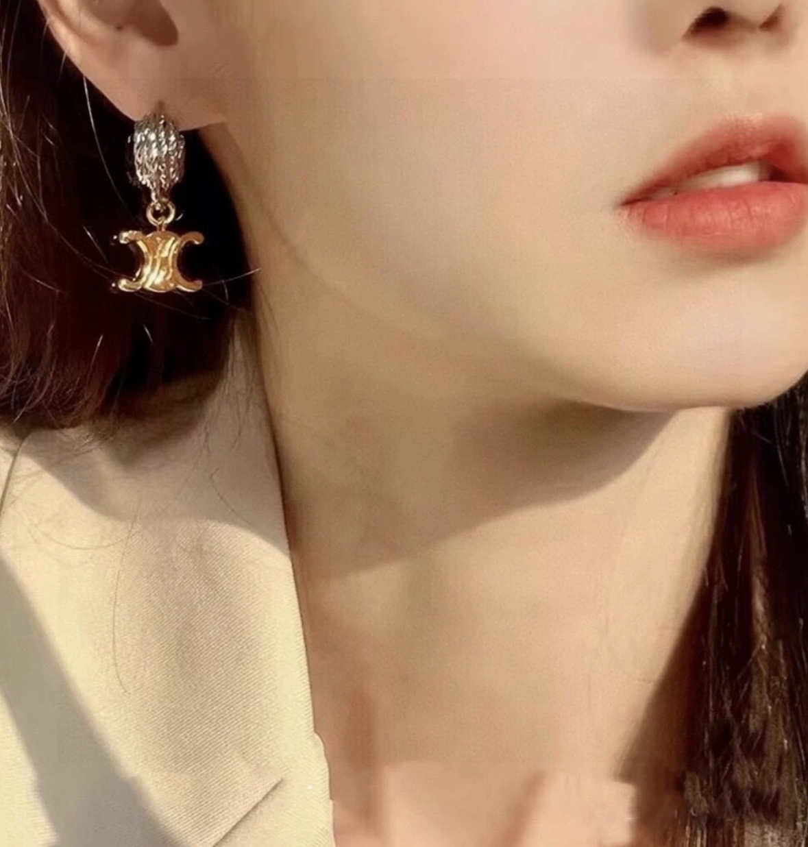 P50  高品质 细节如图  😊Celine 赛琳 双色耳环 耳钉 新款 个性 Celestine个性经典之作 耳钉 女神必备神器 全部慢工出细活  大方 百搭💥，简约设计风格独特，非常美