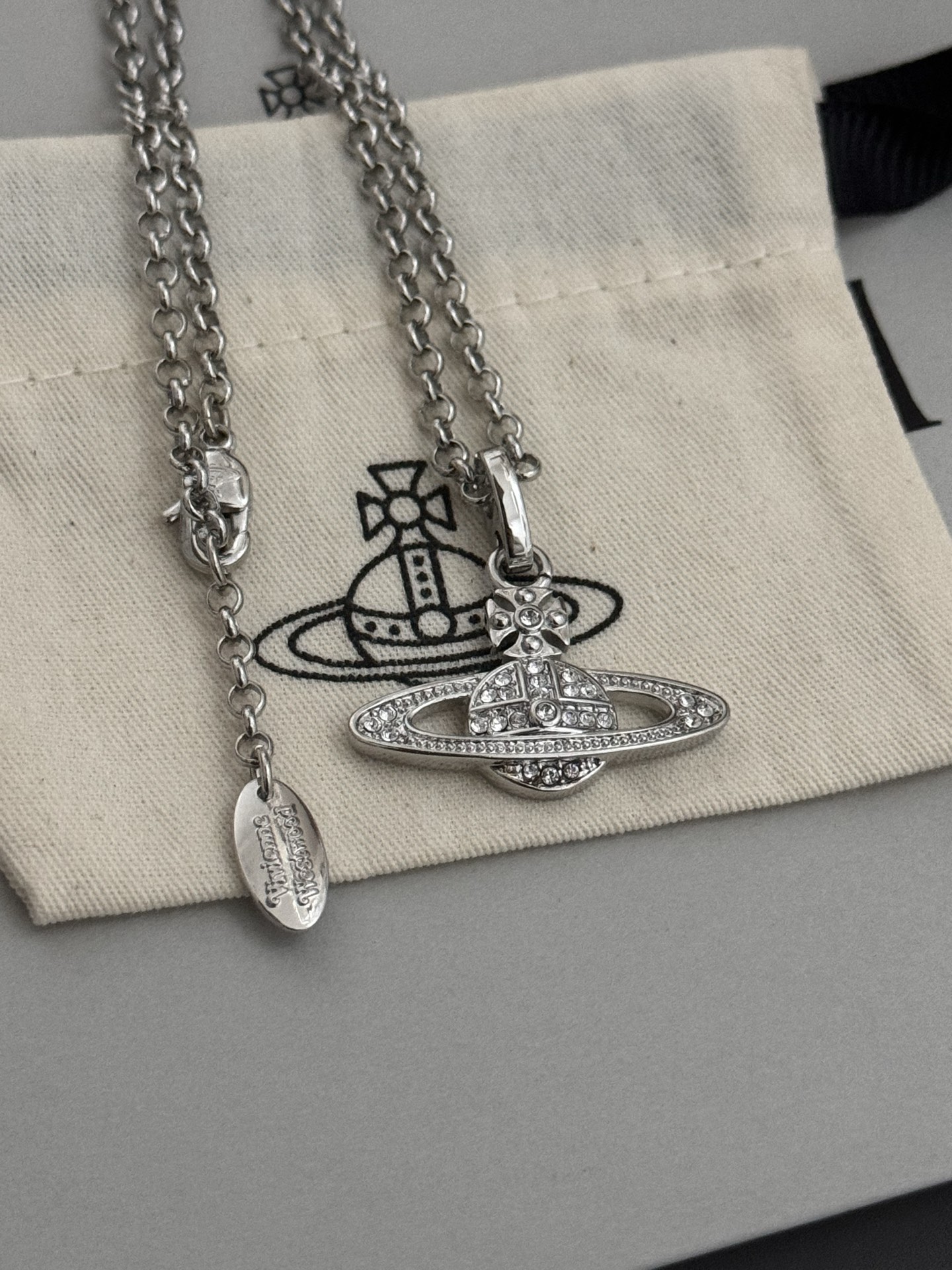 高品质 细节如图 星球项链【VivienneWestwood】宝宝，什么是快乐星球，来，这就是快乐星球！