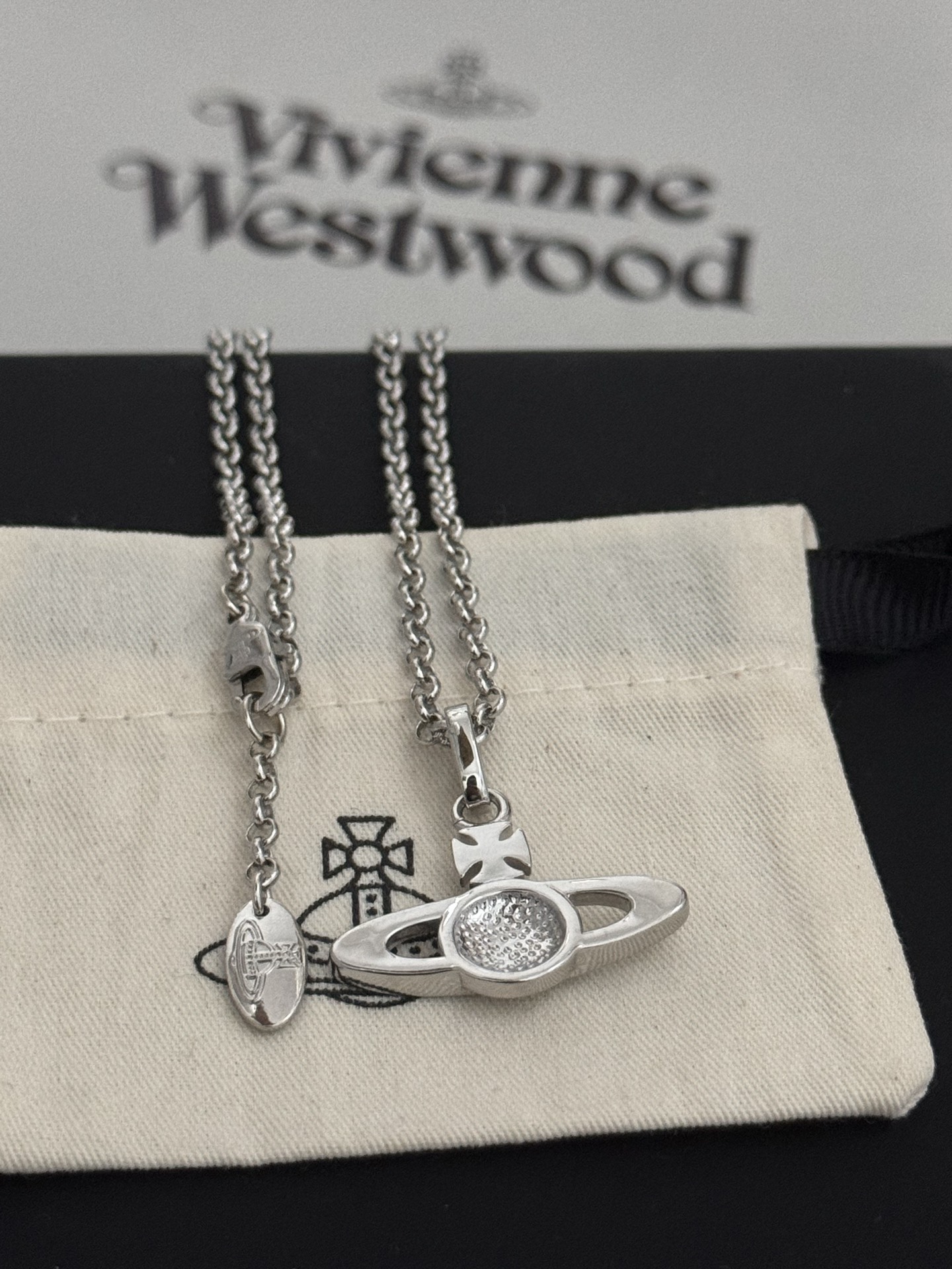 高品质 细节如图 星球项链【VivienneWestwood】宝宝，什么是快乐星球，来，这就是快乐星球！