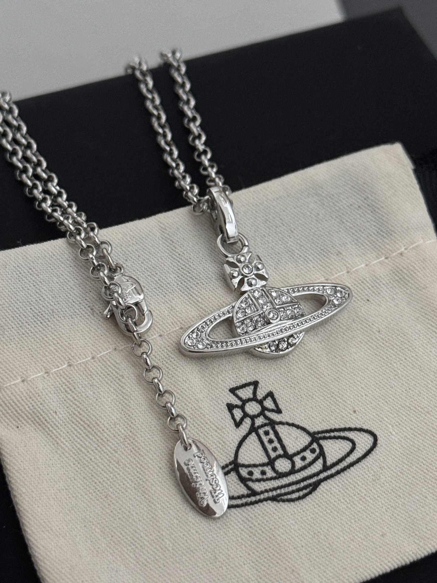 高品质 细节如图 星球项链【VivienneWestwood】宝宝，什么是快乐星球，来，这就是快乐星球！