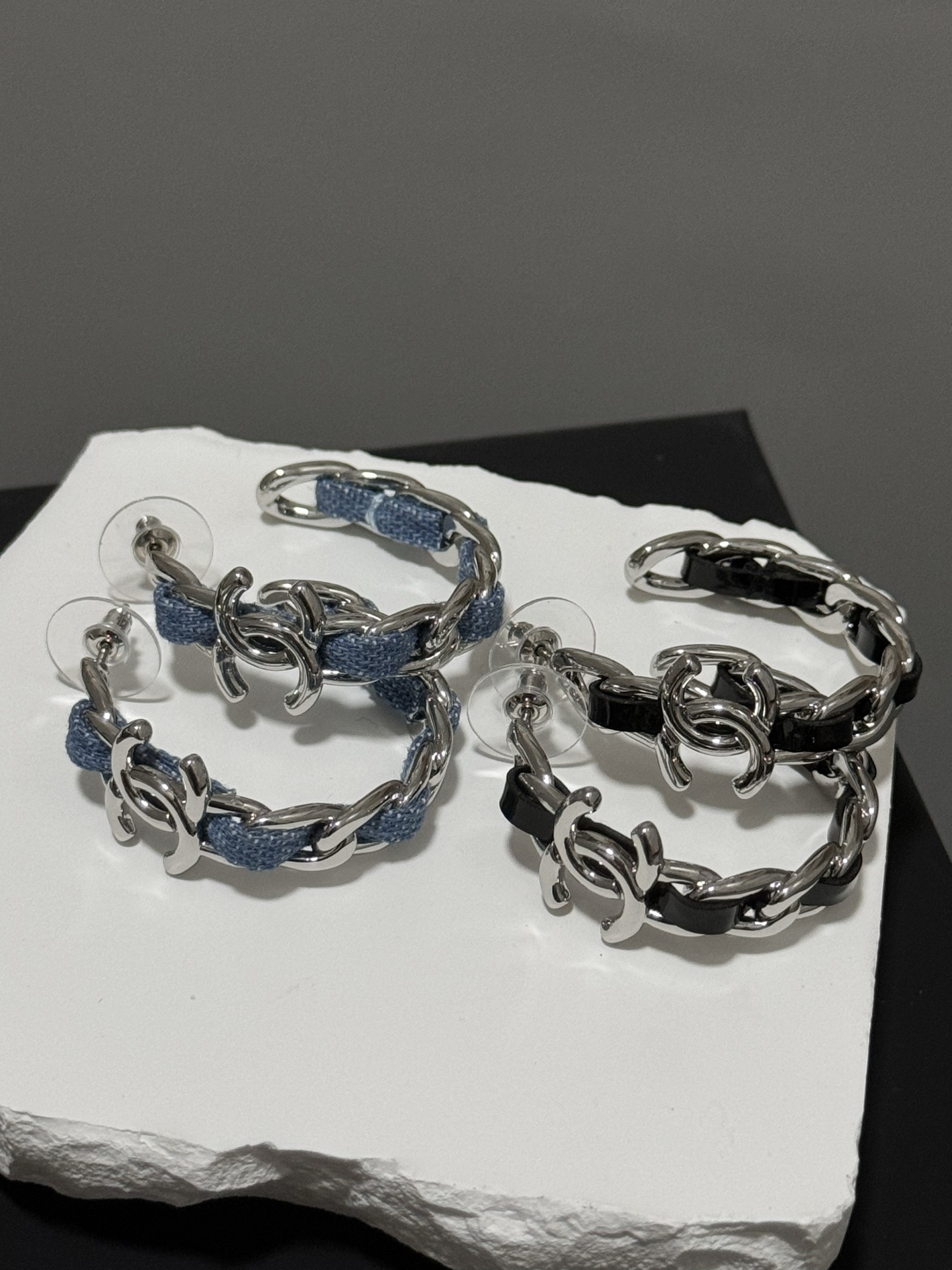 高品质 细节如图 两色分别【香 黑皮穿链/牛仔穿链耳环】25春夏最新款绝美系列！老规矩先买先得❗️牛仔布