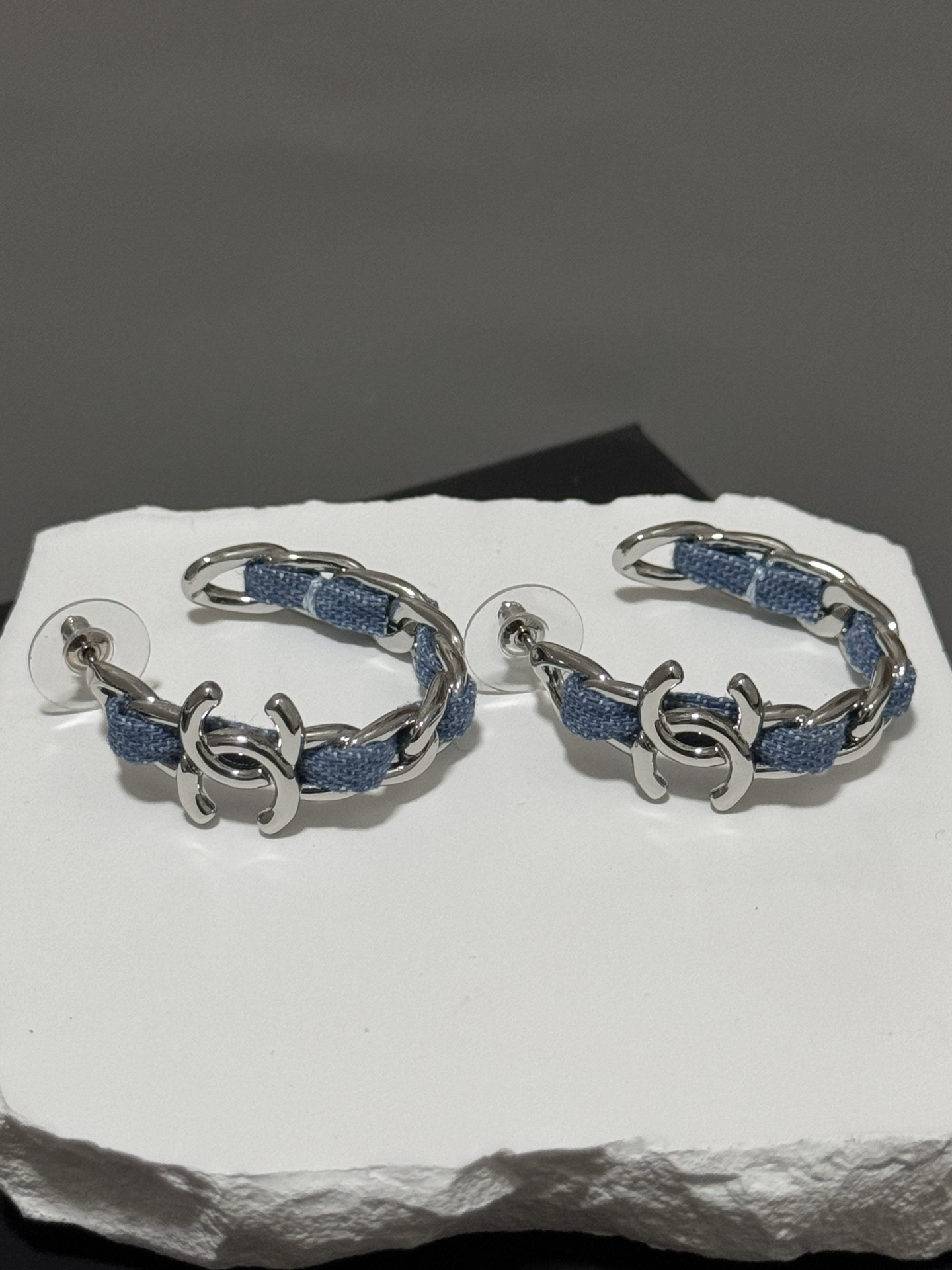 高品质 细节如图 两色分别【香 黑皮穿链/牛仔穿链耳环】25春夏最新款绝美系列！老规矩先买先得❗️牛仔布