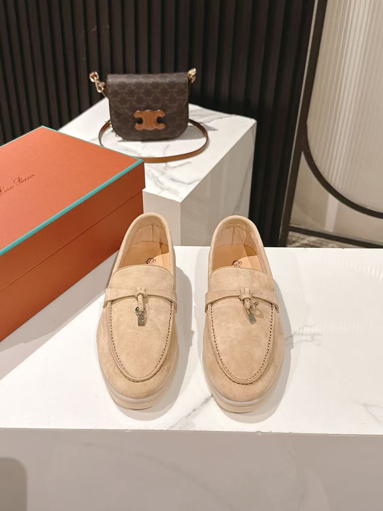 NO:461393,Men's 10 Loropiana classic Gao Mercury Yangjing couple loafers are not used as ordinary products in the market [Fireworks] [Fireworks] Top version with Italian leather midsole, 3D imprinted in the insole, LP has always been a design style that is easy to wear and comfortable to wear. This old and old style is super in the past few years. This German training shoes are no exception. The simple design concept is particularly simple with the brand's classic colors.  Really make a pair of items that can be used regardless of age, occupation, or outfit. The leather material is made of imported Gaomer Yangjing, mixed-bred sheepskin, original beef tendon outsole, huge soft and durable + Italian genuine leather midsole. Size 35-40 for women, 39-45 for men, casual shoes/sports shoes, loro piana, loro piana, loafers, sneakers, sheepskin, sheep19860909男款10 Loropiana经典高丝光羊京情侣款乐福鞋不做市场普通货 [烟花][烟花] 顶级版本配意大利真皮中底 鞋垫内3D压印LOGO LP一直是以好穿舒适为主的设计风格 这几年老钱风穿搭超级 这款德训鞋也不例外 简约的设计理念搭配品牌经典的颜色做点缀显得格外极简！真的做到一双不分年龄不分职业不分穿搭都可以驾驭的单品 皮料选用进口高丝光羊京 内里混种羊皮 原版牛筋大底巨柔软耐穿+意大利真皮中底 码数女35-40 男39-45,休闲鞋/运动鞋,loro piana,loro piana,loafers,sneakers,sheepskin,sheep,Women's Shoes