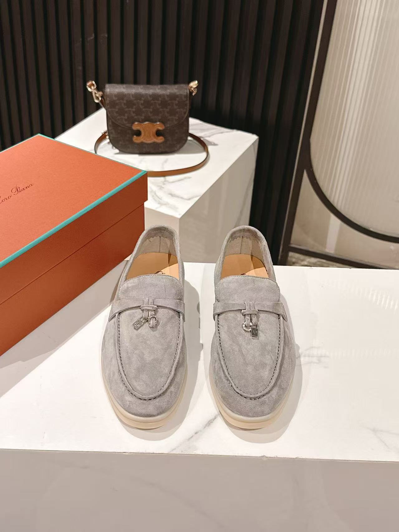 NO:461401,Men's 10 Loropiana classic Gao Mercury Yangjing couple loafers are not used as ordinary products in the market [Fireworks] [Fireworks] Top version with Italian leather midsole, 3D imprinted in the insole, LP has always been a design style that is easy to wear and comfortable to wear. This old and old style is super in the past few years. This German training shoes are no exception. The simple design concept is particularly simple with the brand's classic colors.  Really make a pair of items that can be used regardless of age, occupation, or outfit. The leather material is made of imported Gaomer Yangjing, mixed-bred sheepskin, original beef tendon outsole, huge soft and durable + Italian genuine leather midsole. Size 35-40 for women, 39-45 for men, casual shoes/sports shoes, loro piana, loro piana, loafers, sneakers, sheepskin, sheep19860909男款10 Loropiana经典高丝光羊京情侣款乐福鞋不做市场普通货 [烟花][烟花] 顶级版本配意大利真皮中底 鞋垫内3D压印LOGO LP一直是以好穿舒适为主的设计风格 这几年老钱风穿搭超级 这款德训鞋也不例外 简约的设计理念搭配品牌经典的颜色做点缀显得格外极简！真的做到一双不分年龄不分职业不分穿搭都可以驾驭的单品 皮料选用进口高丝光羊京 内里混种羊皮 原版牛筋大底巨柔软耐穿+意大利真皮中底 码数女35-40 男39-45,休闲鞋/运动鞋,loro piana,loro piana,loafers,sneakers,sheepskin,sheep,Women's Shoes